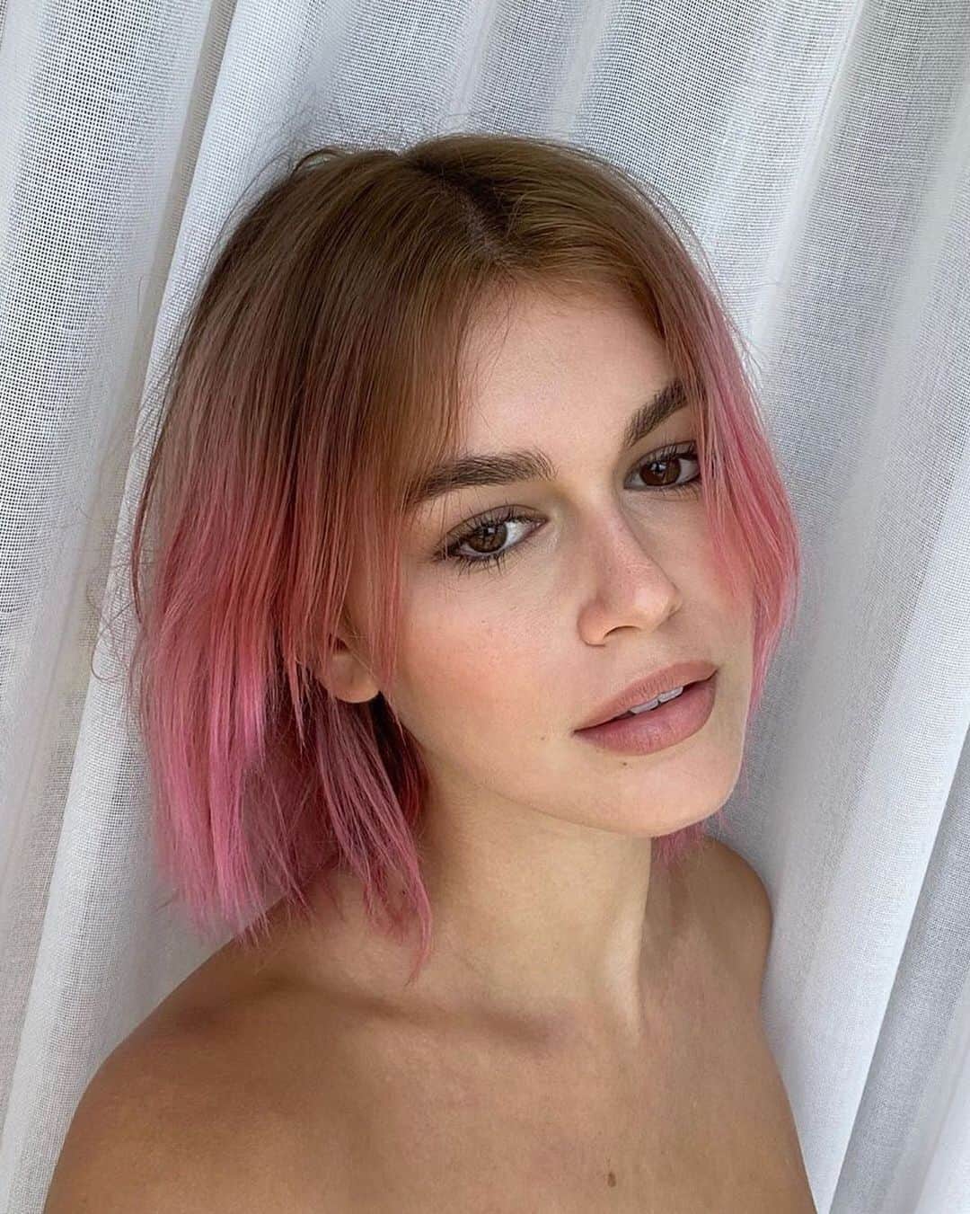 British Vogueさんのインスタグラム写真 - (British VogueInstagram)「#KaiaGerber isn’t afraid to experiment with her hair colour. Opting for a summery shade of blonde in recent weeks, the supermodel – who is off-duty from physical runway shows at present – has now enlisted #BritishVogue contributing beauty editor and hair stylist @GuidoPalau to transform her bob to the perfect shade of 2020 pink. “I feel like when I cut my hair it changed my life a lot, because I felt like more my own person, and so that’s why I think I started experimenting a lot more with my hair.” In typical quarantine fashion, Kaia follows Guido’s guidance over Zoom, and you can watch the highlights on her IGTV. Click the link in bio for more on the transformation.」8月19日 17時23分 - britishvogue
