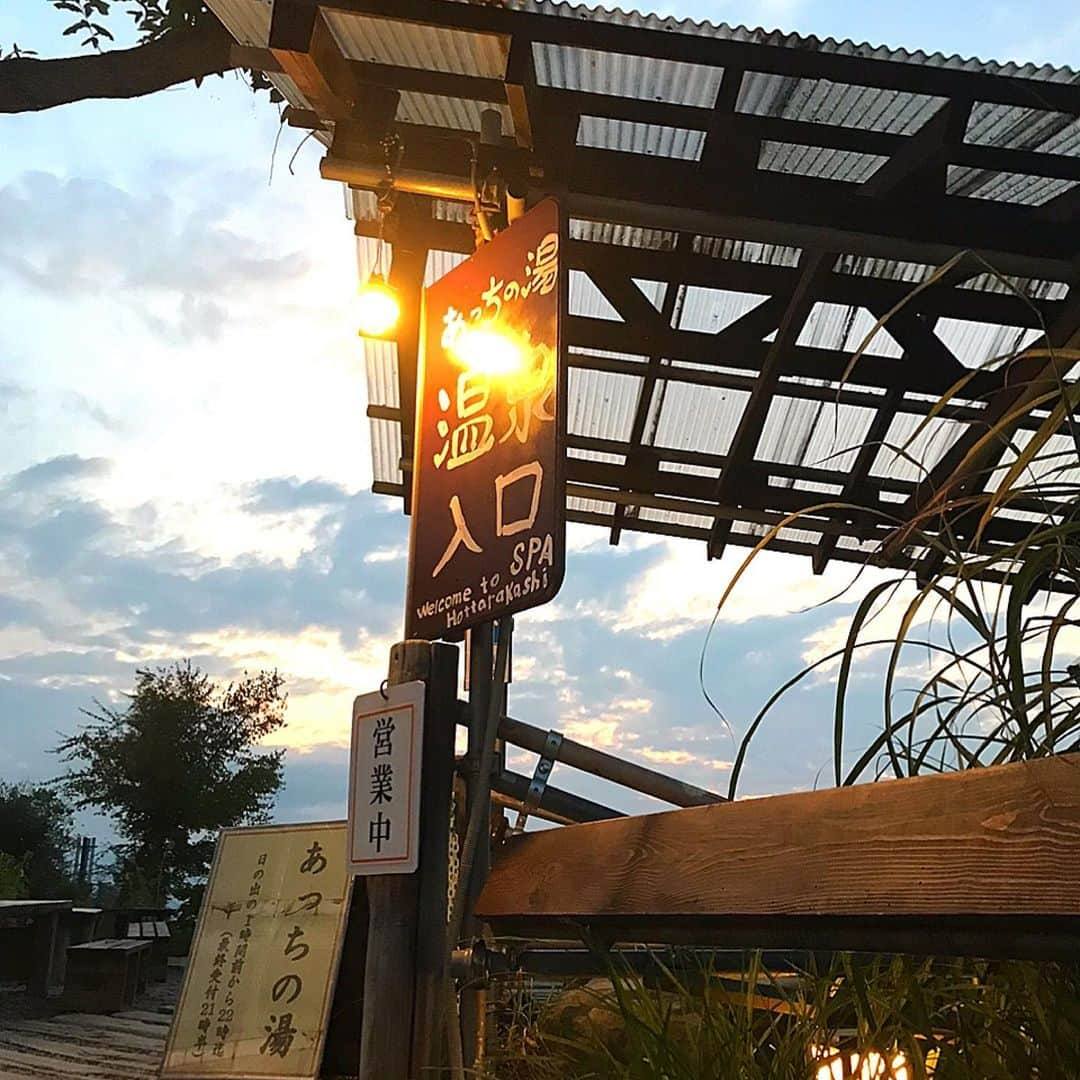 みづちゃのインスタグラム：「すごく楽しかった🥺 ゆのんも神社一緒にお参りいっておみくじひかせた〜 吉だった🙋‍♀️ ちなみにママとパパは大吉💪 初ゴーカートも楽しかった😍 . . . #山梨 #神社 #ほったらかし温泉 #写真好きな人と繋がりたい」