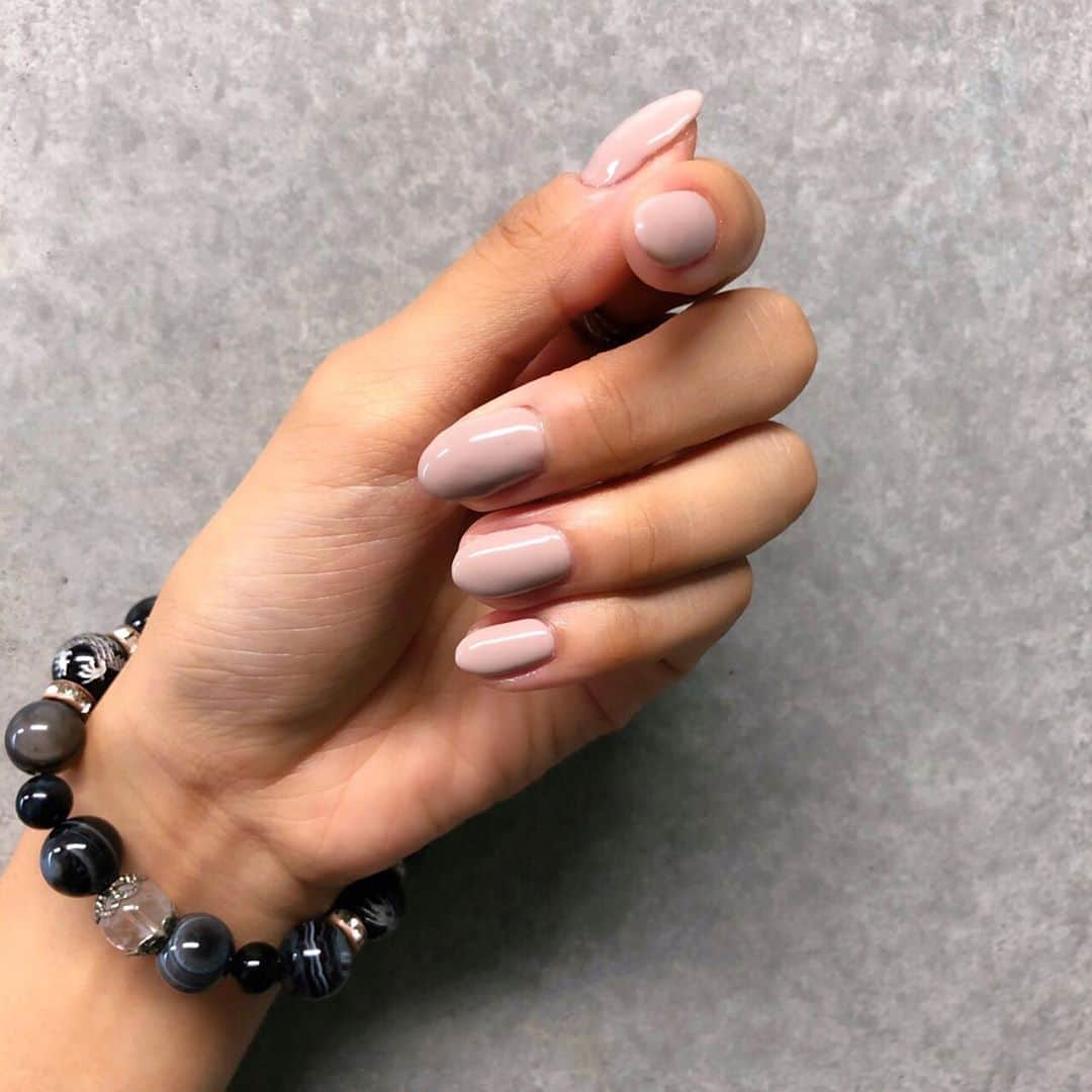 のインスタグラム：「🐪 . New Nail. . 撮影に向けて、カラーチェンジ✨ . 何度かリピートしている… このミルクティーカラー(!?)💅 . 肌なじみが良く、一番落ち着きます😚🍃 Thank you @sunrich_nail . . . #newnail #sunrich #nail #shellac #cndnail #beige #beauty」
