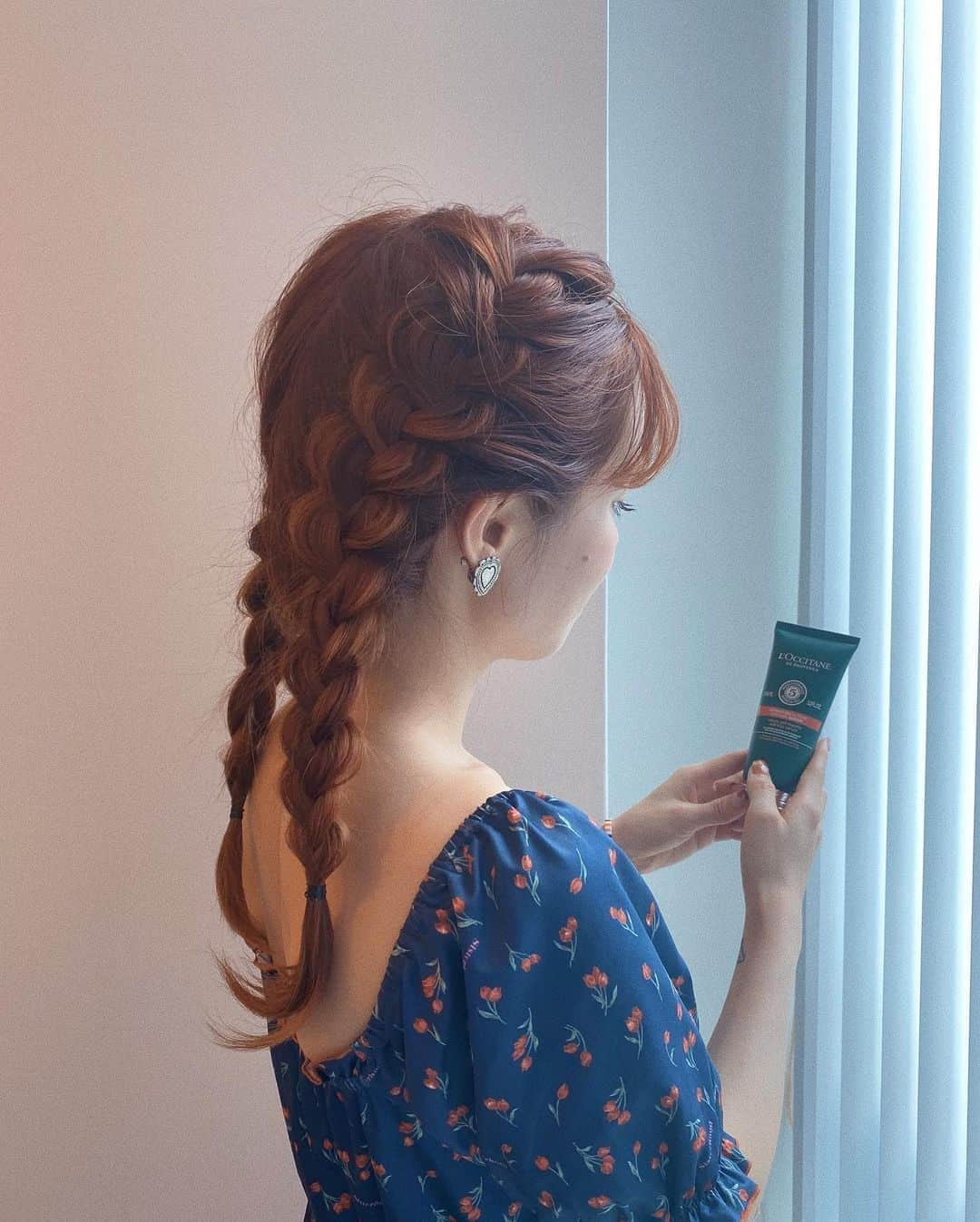 瀬戸あゆみさんのインスタグラム写真 - (瀬戸あゆみInstagram)「すっかりロングヘアー。 今日は髪のお話。  広がる髪を、簡単に！まとまる髪にするために。 #ロクシタン の #ヘアミルク　で、 #15秒チャレンジ　やってみました！  寝起きのボサボサ髪。。😪(3枚目、まじの寝起き) 広がったままだとスタイリングもうまくいかないけど、ヘアミルクで抑えてスタイリングしやすく！(1、2枚目が使用後。まとまった！)  撮影のとき、コテをあてる前に髪に揉み込んで、熱ダメージから保護して使ってみました。 編み込みの三つ編みアレンジしてもらったよ！ 髪の毛きれいに見える🥺  ヘアミルクは、テクスチャーが軽やかで、指通りよく、さらさらな仕上がりになります。 どんなアレンジにするのにも向いてるから、セット前のベースに使うのが超おすすめです💫 #髪まとまる神ミルク  #PR」8月19日 17時24分 - setoayumi