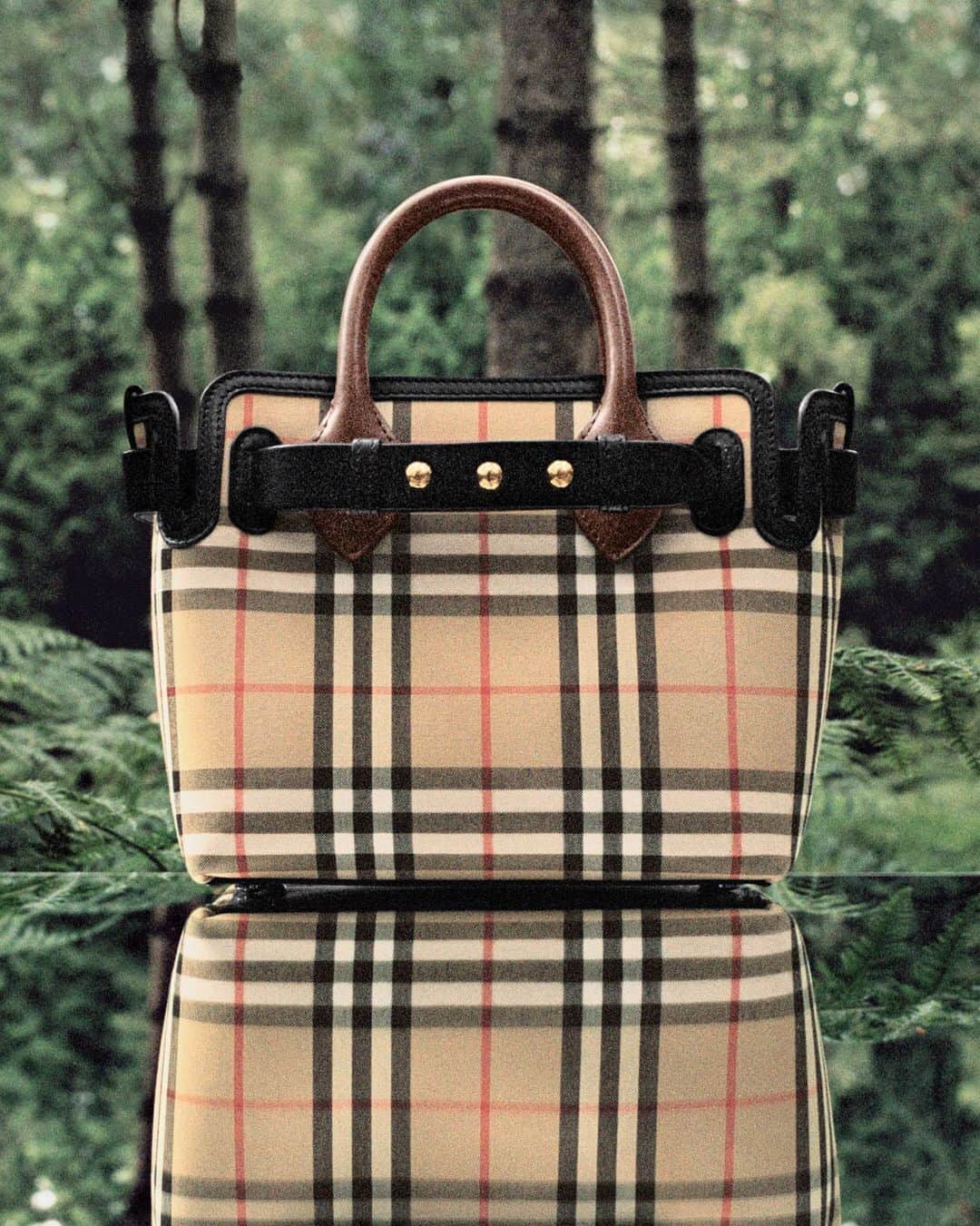 Burberryさんのインスタグラム写真 - (BurberryInstagram)「Check please . The latest addition to the Belt Bag family, inspired by details from our iconic #BurberryTrench – this mini iteration is reimagined in our archival Vintage check  . #Burberry」8月19日 17時37分 - burberry