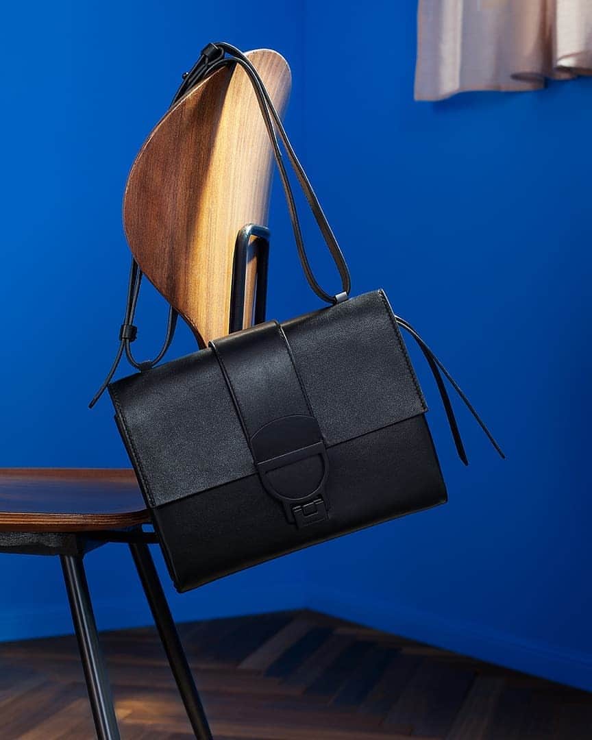 のインスタグラム：「Arlettis got the classy twist: head over to coccinelle.com and be the first to advance order from our FW20 preview.  #Coccinelle #PreOrder #FW2020 #CoccinelleBags #NewCollection #Exclusive」