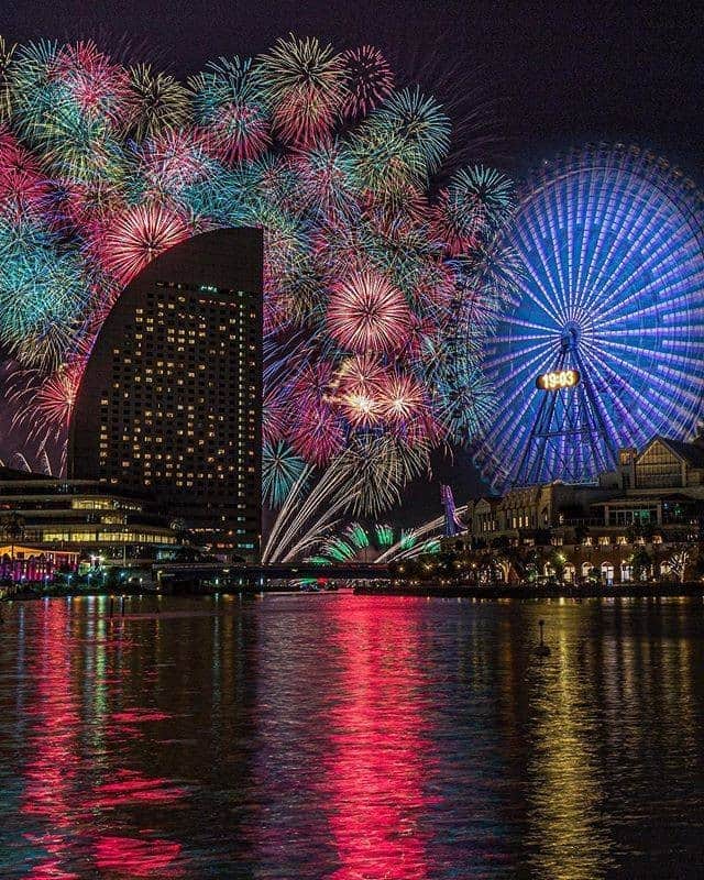 のインスタグラム：「. Enjoying photographs of the breathtaking fireworks exploding in the Minato Mirai night sky will have to hold us over until next time. #AmazingAugust  #みなとみらい の夜景に華を添える色とりどりの花火🎆 次回の開催を心待ちに、今年は写真で楽しもう📷 . . Photo by @natsuinsta Post your memories with #FlyJAL  #JapanAirlines #japan #yokohama #fireworks #sky_marvels」