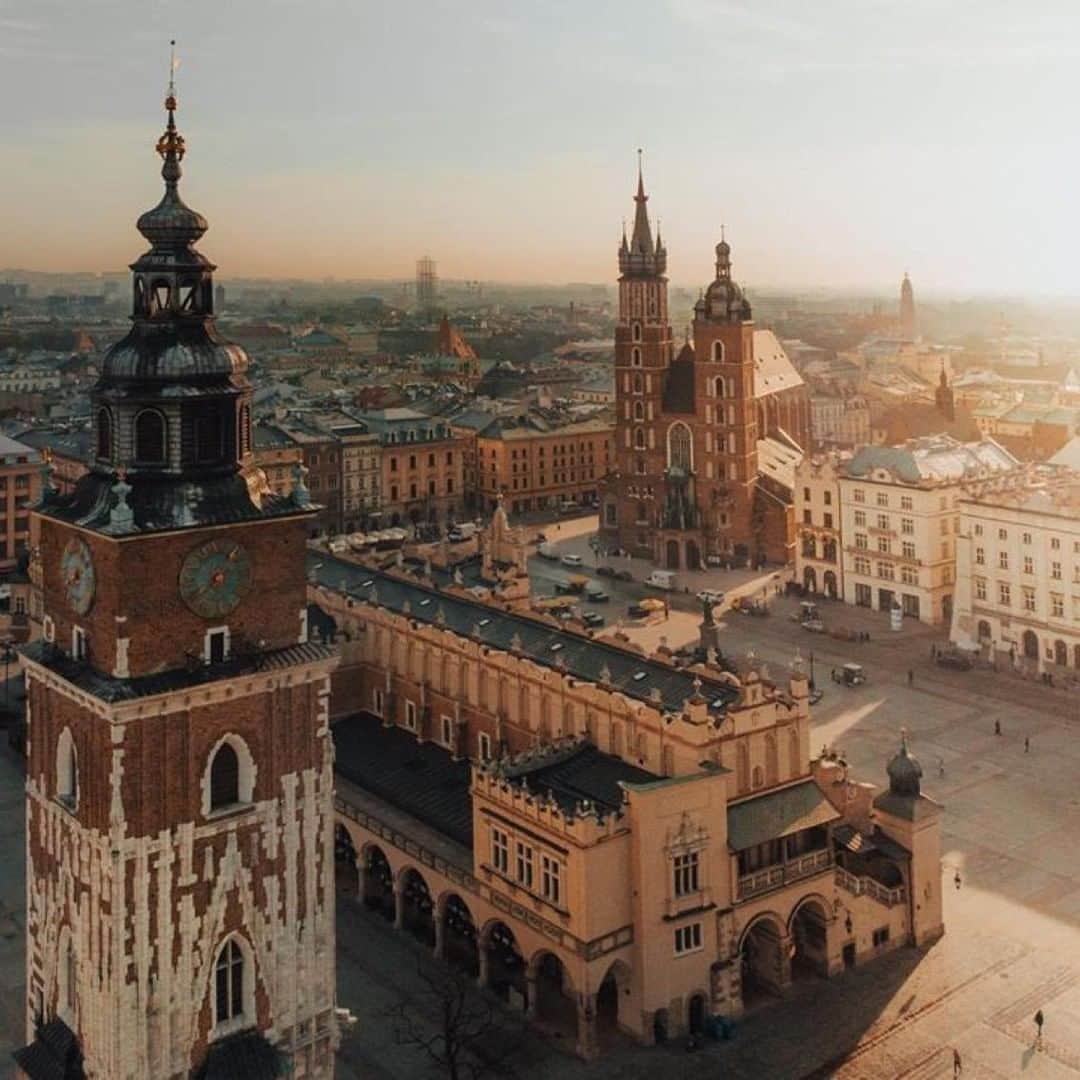 エールフランスのインスタグラム：「Rynek Główny, vue du ciel.  Rynek Główny, from the sky  📸 @maks__photography  #AirFrance #EnvieDailleurs #wanderlust #travel #views #Krakow #rynekglowny」
