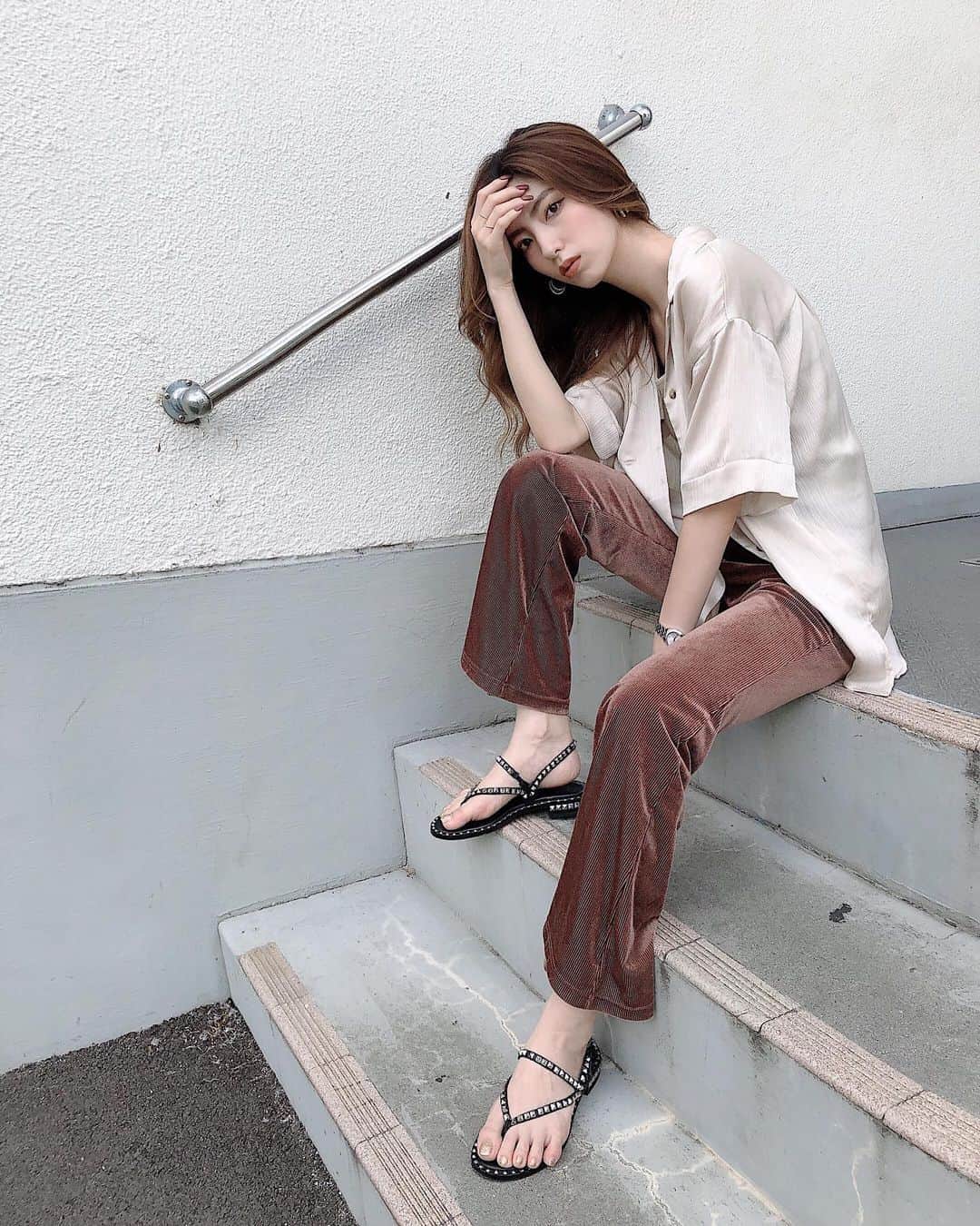 のインスタグラム：「. . ブラウンコーデ🧸🤍 . 全身MURUAの日✌️ パンツは数年前のやけどお気に入りで 毎年大活躍してる！ . #MURUA#murua_snap#murua_by_staff#code#fashion #ムルーア#私服#シャイニーオープンカラーシャツ#シャツ#ワントーンコーデ#ブラウンコーデ#コーデ#ファッション」