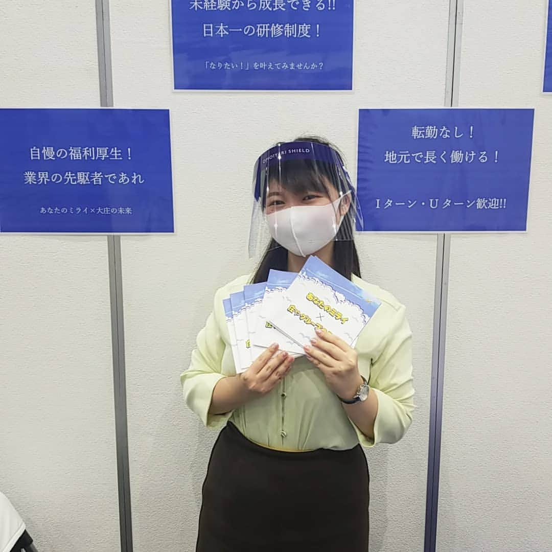 大庄 採用さんのインスタグラム写真 - (大庄 採用Instagram)「今日は#キャリタス就活フォーラム に出展させて頂きました！ #夏採用 を頑張る#就活生 のみなさんとお話ができて良い一日でした＼(^o^)／ 明日も出展致します👊 #アキバスクエア にて#コロナ対策 を万全に鈴木&横田が皆さんのお越しをお待ちしています☺️  #内定式 まで一ヶ月強…まだまだ#内定 間に合います🌠 一緒に#大庄 を盛り上げていきませんか？  #秋葉原 #新卒採用 #新卒採用2021 #合説 #合同企業説明会 #コロナウイルス対策 #フェイスシールド #暑い #人事 #総合職 #営業職 #外食 #就活 #就職活動 #アルコール消毒」8月19日 17時35分 - daisyo_saiyou