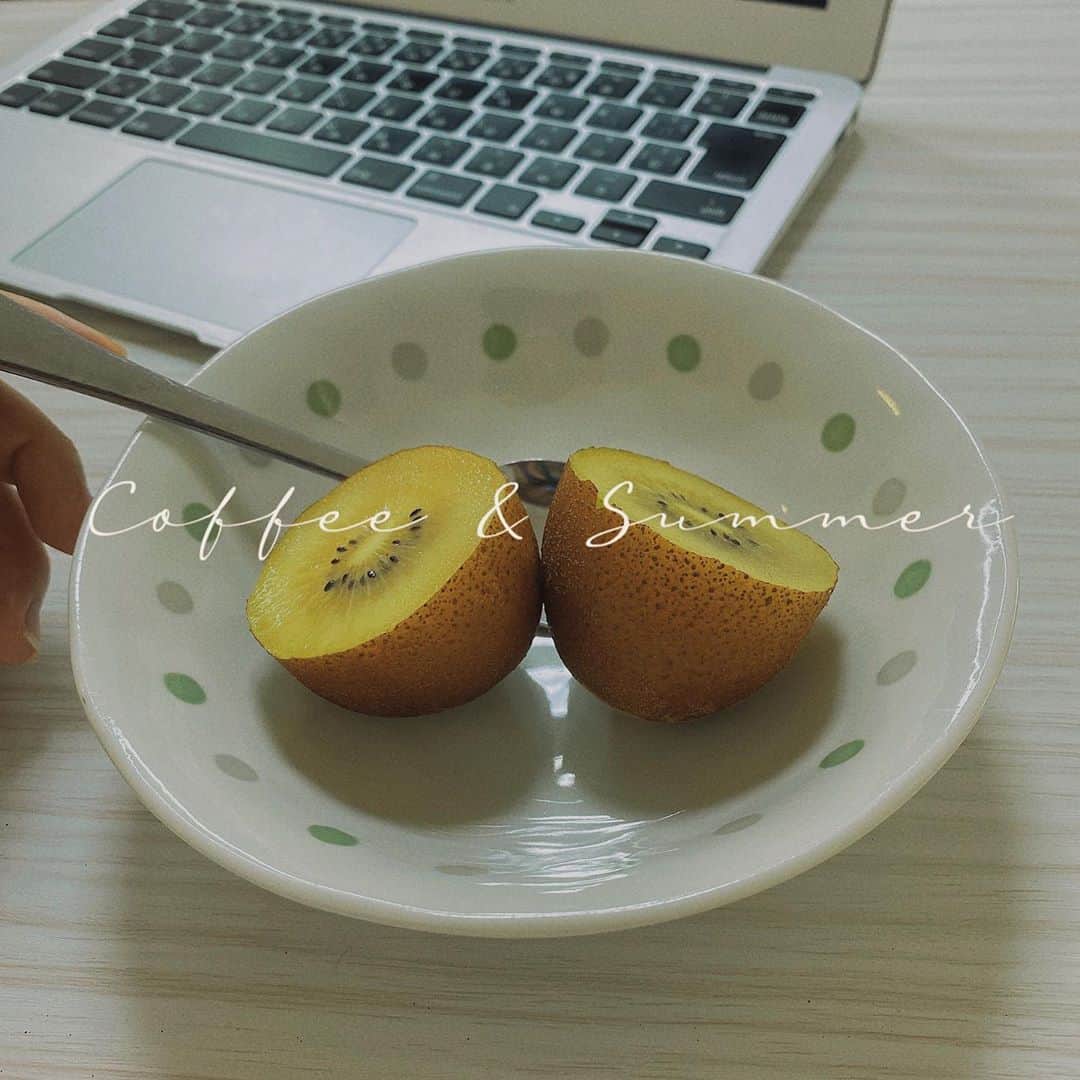 のインスタグラム：「おやつ . 配信しながら食べてた☺︎ . こんなお皿持ってたっけ . #ゴールデンキウイ #美味しい  #おやつ #diet #眠い #b612」