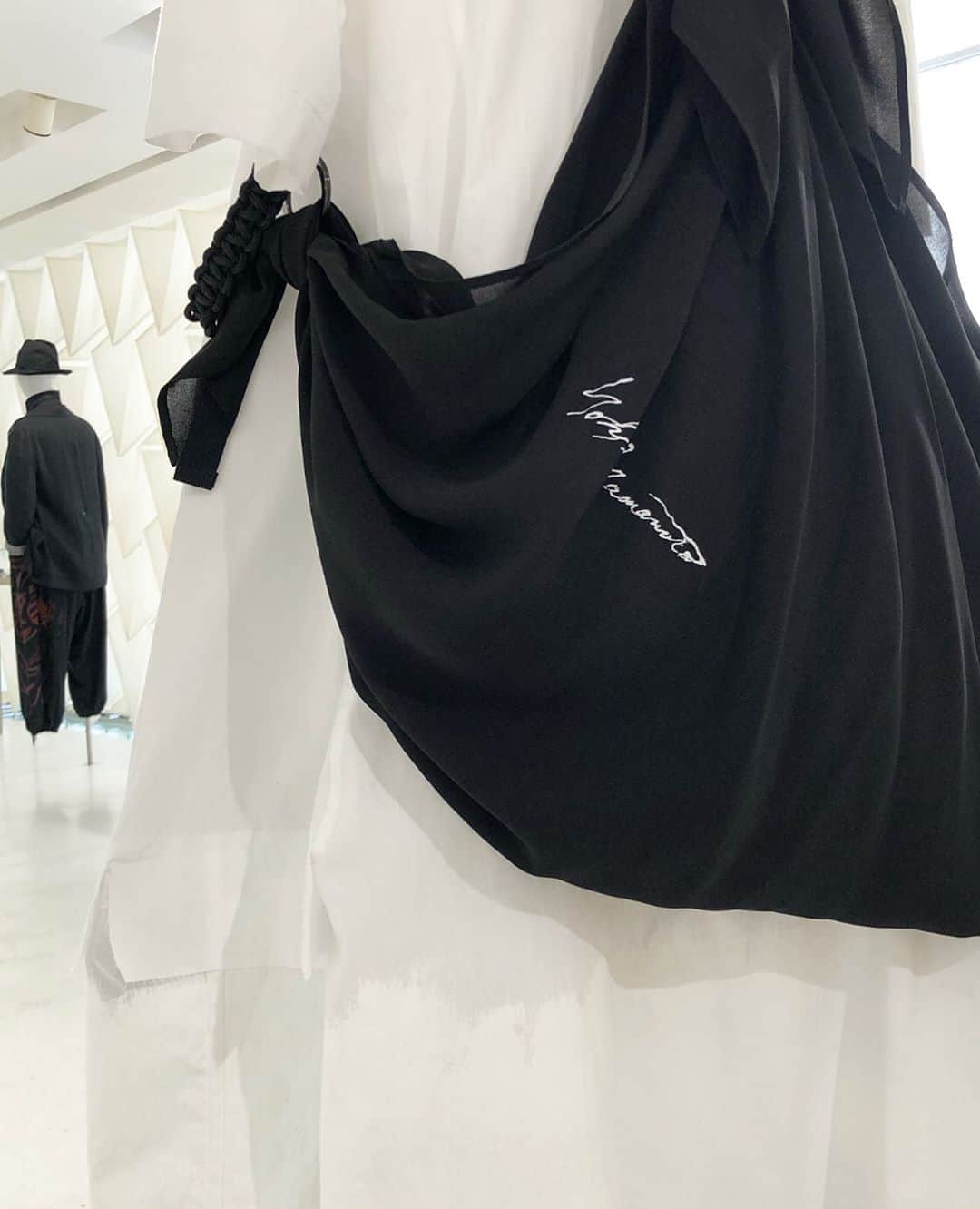 山本耀司さんのインスタグラム写真 - (山本耀司Instagram)「Yohji Yamamoto SS20 collection available at Yohji Yamamoto Cambon store.   ▫️ Yohji Yamamoto 4, rue Cambon 75001 Paris  ▫️  10:30 to 7pm - Open to public and for special appointments +33 1 40 20 00 71   #YohjiYamamoto #YohjiYamamotopourHomme #Paris #SS20」8月19日 17時55分 - yohjiyamamotoofficial