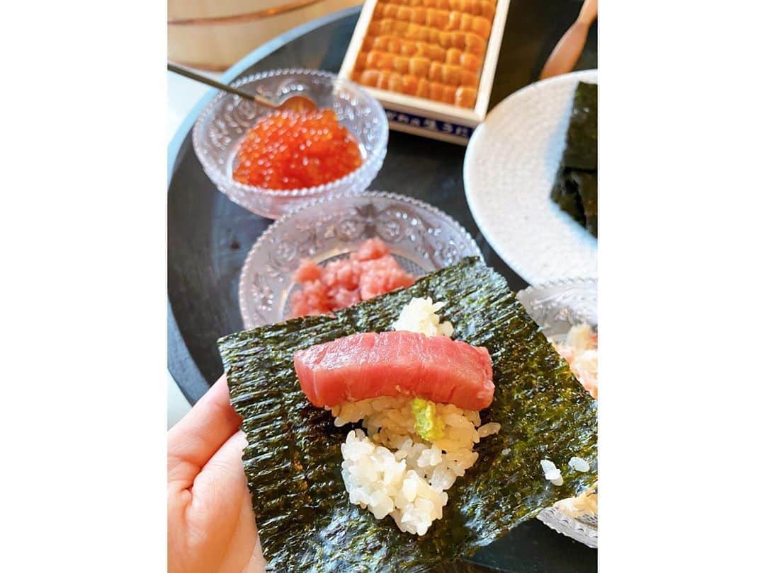 Risako Yamamotoさんのインスタグラム写真 - (Risako YamamotoInstagram)「手巻き寿司❤️ お家で手巻き寿司をする時、お魚は @js_select さんでお取り寄せ。 ・ 前回お願いして、とっても美味しかったので今回もお願いしました♥︎ ・ 自分で買いに行くと新鮮で美味しいものを上手く選べず失敗しがち🤦🏽‍♀️ ・ 目利き歴30年のJさんが豊洲市場から送って下さるのが間違いなく美味しい👀✨ ・ 今回も大大大大満足でした！❤️ #手巻き寿司 #wacchiskitchen」8月19日 17時46分 - risako_yamamoto
