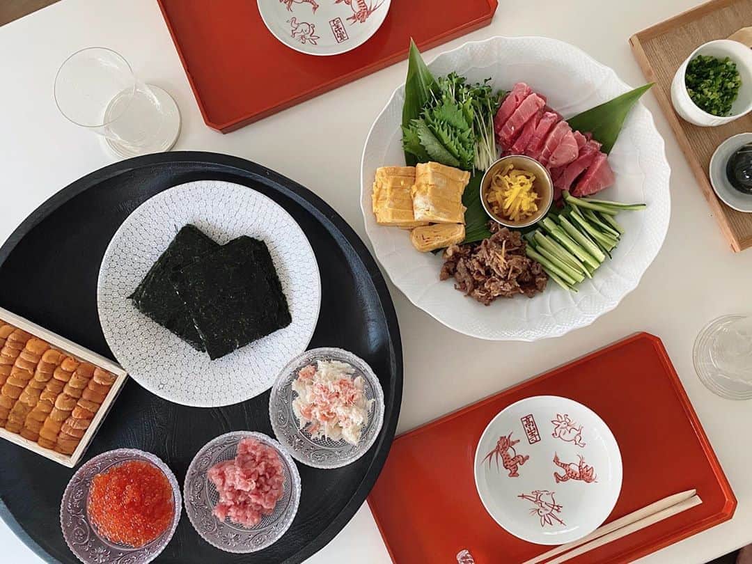 Risako Yamamotoさんのインスタグラム写真 - (Risako YamamotoInstagram)「手巻き寿司❤️ お家で手巻き寿司をする時、お魚は @js_select さんでお取り寄せ。 ・ 前回お願いして、とっても美味しかったので今回もお願いしました♥︎ ・ 自分で買いに行くと新鮮で美味しいものを上手く選べず失敗しがち🤦🏽‍♀️ ・ 目利き歴30年のJさんが豊洲市場から送って下さるのが間違いなく美味しい👀✨ ・ 今回も大大大大満足でした！❤️ #手巻き寿司 #wacchiskitchen」8月19日 17時46分 - risako_yamamoto