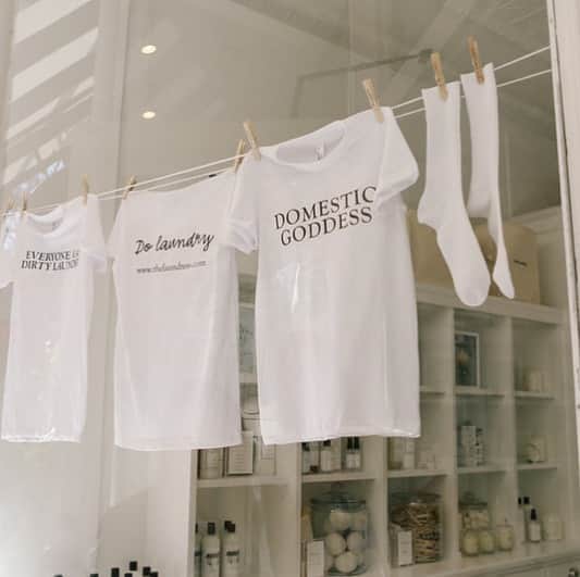 のインスタグラム：「真っ白のTシャツを持続するために、ウォッシュ&ステインバーでプレケアしてホワイトデタージェントで洗濯することをオススメします👍🏻黄ばみを抑えて白さを保ちます✨✨✨. . #thelaundress #thelaundressjp #ランドレス #洗濯 #白 #monotone #モノトーン #洗剤 #漂白剤 #柔軟剤 #lovefashion #laundry #interior #インテリア#stayhome #ウイルス対策 #おうち時間 #entrexblog #黄ばみ #白いtシャツ #白さをキープ」