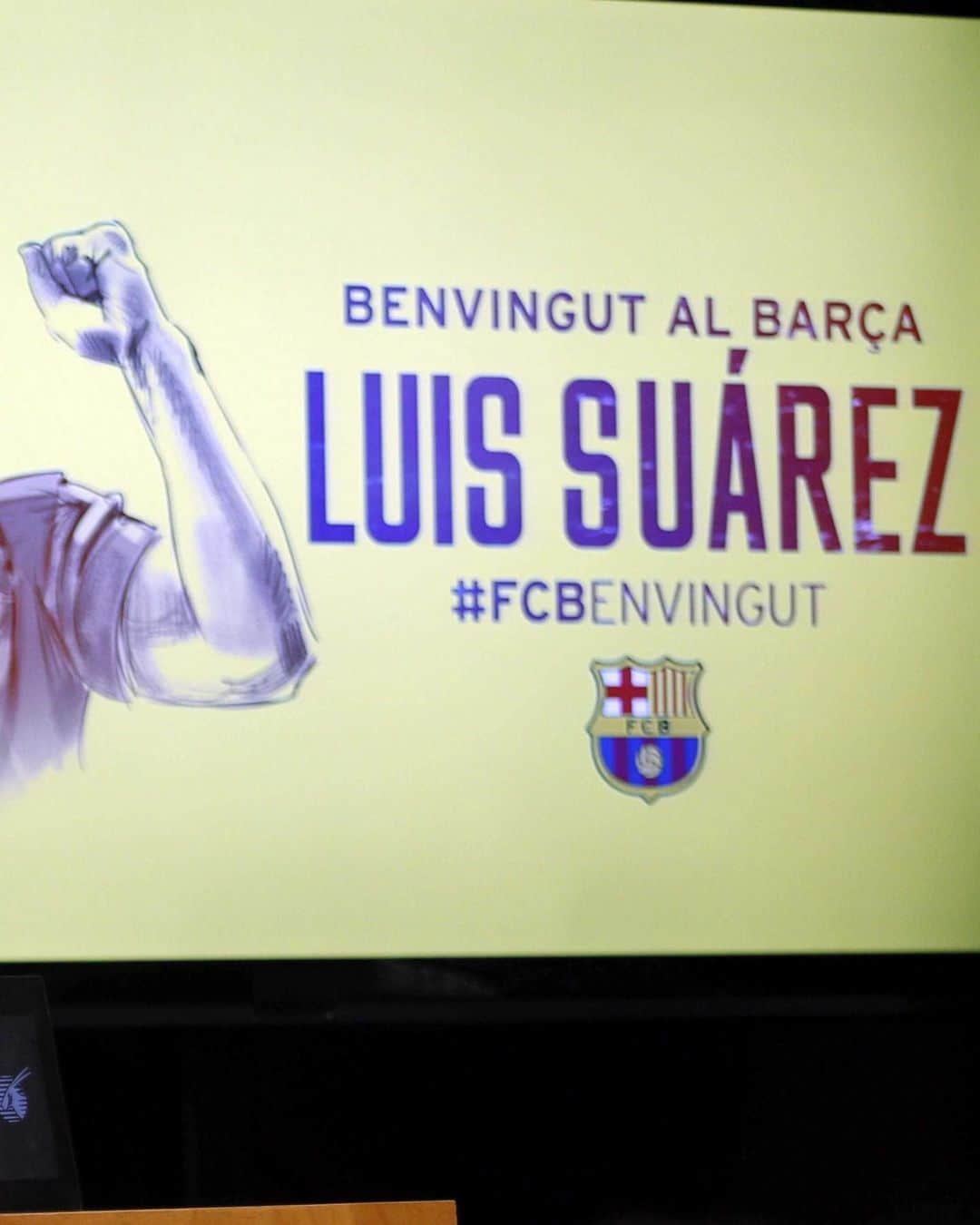 LFPさんのインスタグラム写真 - (LFPInstagram)「💙🔙 19/08/2014 🔙❤️  👕🇺🇾 #OnThisDay 6 years ago, @luissuarez9 was unveiled as a new @fcbarcelona player!   👕🇺🇾 #TalDíaComoHoy hace 6 años, ¡el Barça presentaba a Luis Suárez!   #LuisSuarez #Barça #LaLigaSantander #LaLiga #LaLigaHistory」8月19日 17時50分 - laliga