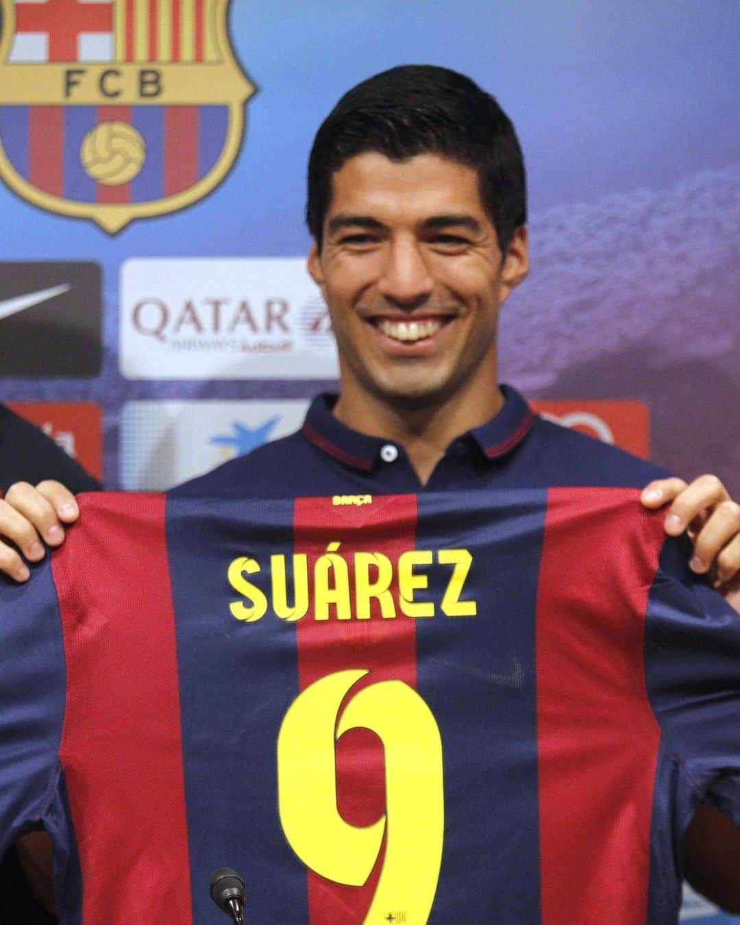 LFPさんのインスタグラム写真 - (LFPInstagram)「💙🔙 19/08/2014 🔙❤️  👕🇺🇾 #OnThisDay 6 years ago, @luissuarez9 was unveiled as a new @fcbarcelona player!   👕🇺🇾 #TalDíaComoHoy hace 6 años, ¡el Barça presentaba a Luis Suárez!   #LuisSuarez #Barça #LaLigaSantander #LaLiga #LaLigaHistory」8月19日 17時50分 - laliga