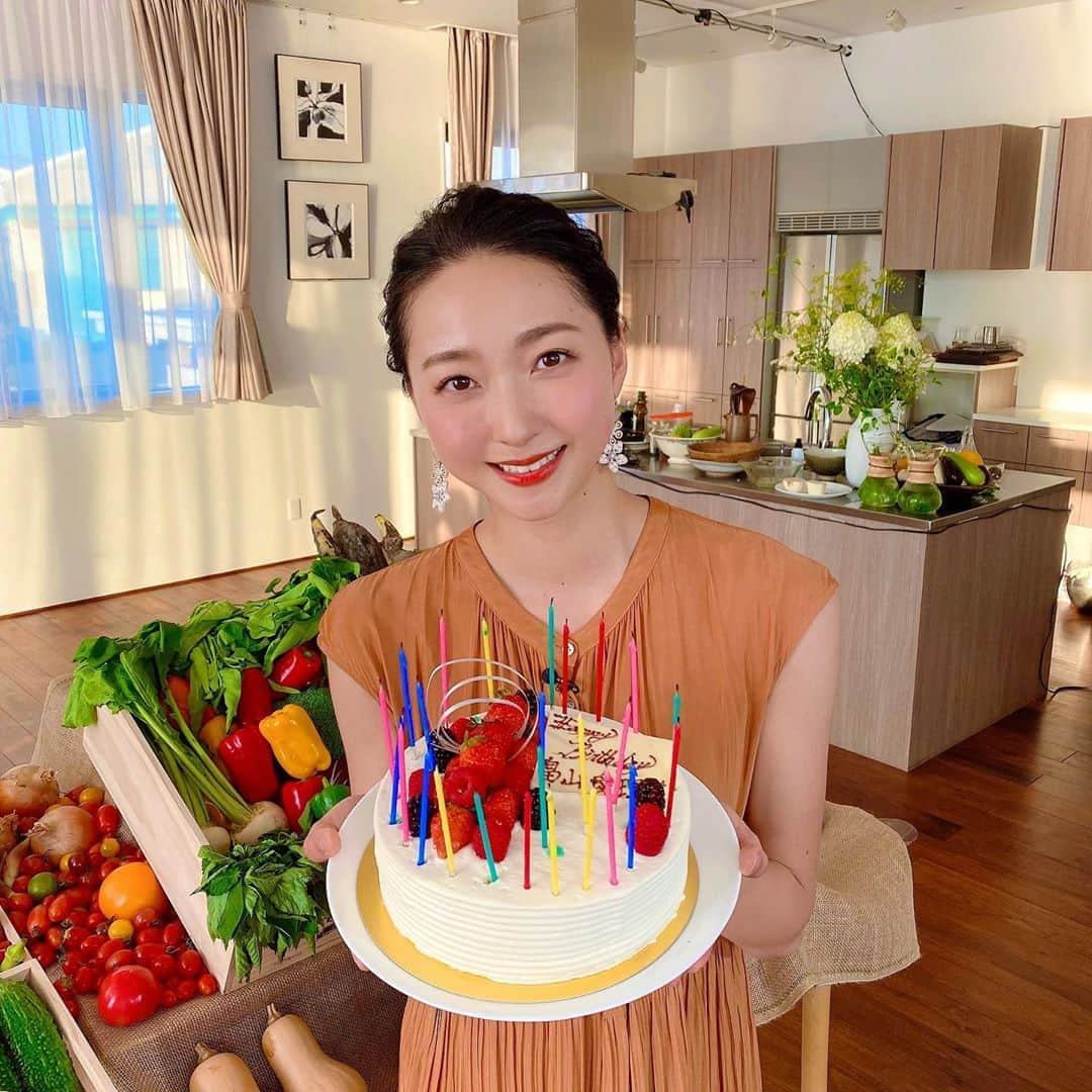 畠山愛理さんのインスタグラム写真 - (畠山愛理Instagram)「遅くなりましたが、温かなたくさんのお祝いメッセージ、本当にありがとうございました！✨16日で26歳になりました！なんだか今まで以上に1日1日はやく過ぎていってあっという間にまた誕生日が来たような😂笑　私たちは3日間お祝い事が続きましたが、1日で一緒にお祝い✨ノアの更新にも癒されてますとのメッセージもたくさんいただき、そんなメッセージにも嬉しくてほっこりさせていただきました☺️💛応援してくださるみなさん、毎日に感謝です✨🌸 26歳もよろしくお願いします！✨」8月19日 17時50分 - airihatakeyama