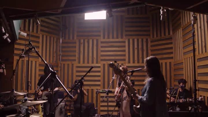 yonigeのインスタグラム：「【安全な公演】  アルバム「健全な社会」から初披露の曲をお届けします。 ぜひ今のyonigeをご覧ください。  https://livewire.jp/schedule/yonige200814/」