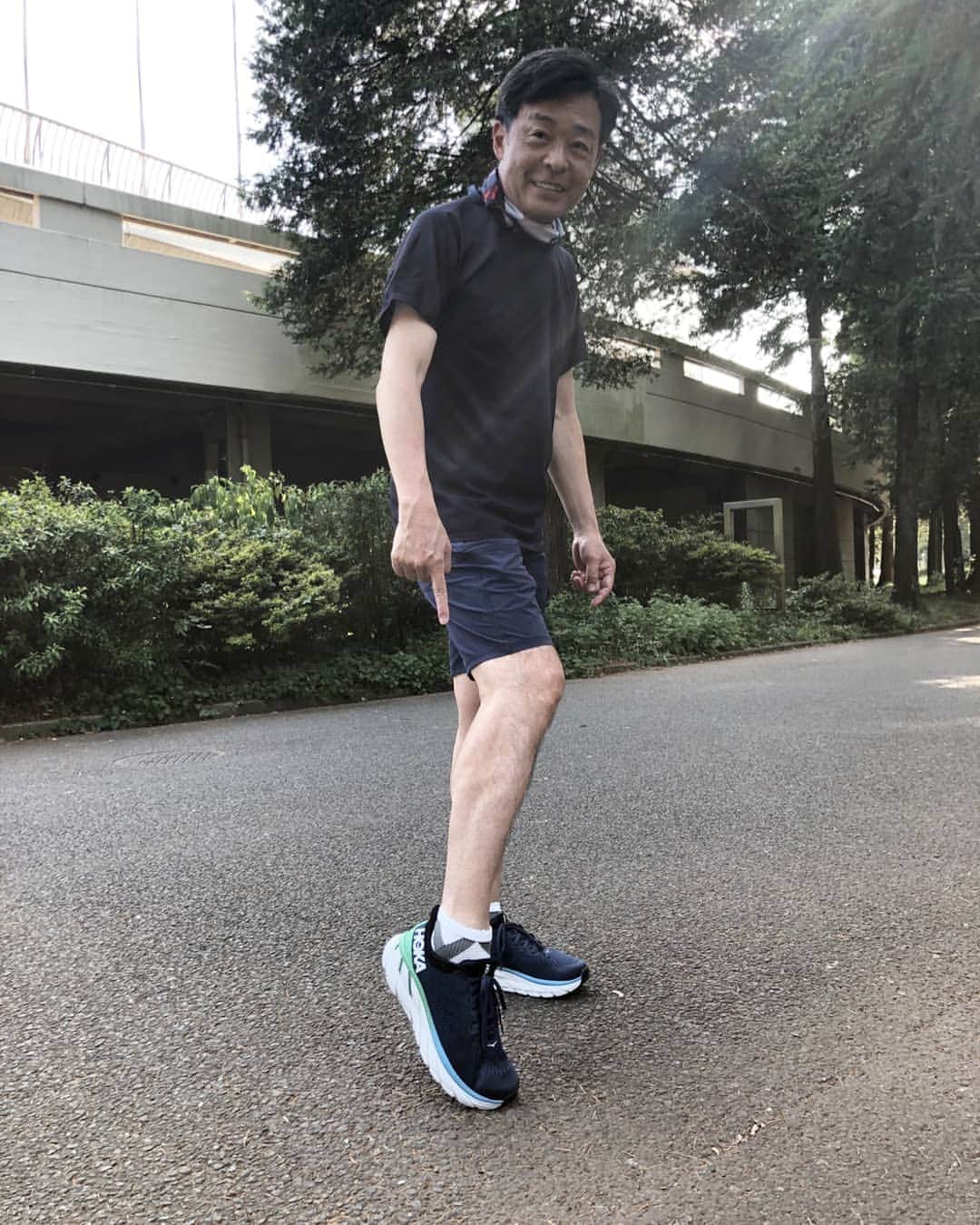 のインスタグラム：「ホカ・オネオネ✌️ゲット✌️  コロナと猛暑で浮かない気持ちでしたが、ホカでモチベーションアップ✌️凄いクッション性と軽さ‼️ 今日は5キロランと2キロのウォーク。しばらくホカで頑張ります✌️  #hokaoneone @hokaoneone_jp 【by 光石】」