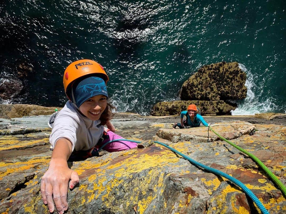 ヘイゼル・フィンドレーさんのインスタグラム写真 - (ヘイゼル・フィンドレーInstagram)「A great day out with @katy_whittaker and @roseclimb It was Rose’s first trad route, abseil and multi pitch! Being a good sport climber doesn’t always make you very good at trad but 10 year old Rose took to the adventure with confidence and a cool head. The sea cliffs are where I learnt to climb so it’s fun to share them with others. At one point I looked at Katy and said ‘we’re climbing with someone that’s 20 years younger than us, does that make us old?!’ Thanks for a great day out ladies! @blackdiamond @lasportivagram」8月19日 17時56分 - hazel_findlay