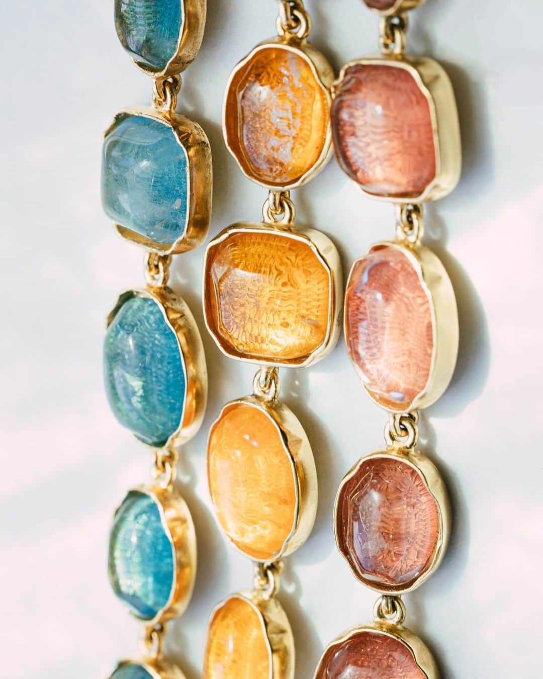 グーセンス パリのインスタグラム：「Color your summer with our new CABOCHONS. . . #📷 by @alix.marnat」