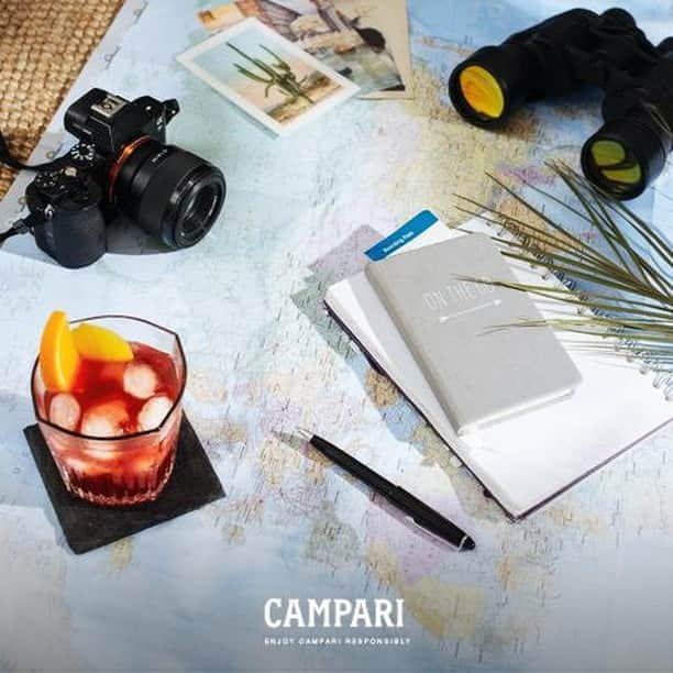 Campari Japanさんのインスタグラム写真 - (Campari JapanInstagram)「フォトグラファー @tessaholly の#おうち時間 の過ごし方 は、#アメリカーノ と世界地図を準備して、冒険場所を想像で楽しむクリエイティブ時間。⁠ ⁠」8月19日 18時01分 - camparijapan