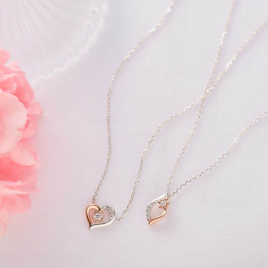 のインスタグラム：「・ ・ 【Autumn Limited】 ～Graceful Pink～ ・ 秋風に可憐に揺れるナデシコ、気品を纏い凛と咲くキキョウ。 そんな草花と共に いつまでも変わらない美しさを ・ ナデシコやキキョウの花を石座で表現した秋の限定ジュエリー。 ・ 【8月21日発売予定】 スペシャルパッケージ付き （数量限定） ・ 左から ¥16,000＋税 ESV/K10PG(11203-462-1701) ¥16,000＋税 ESV/K10PG(11203-462-1702) ・ #ヨンドシー #ジュエリー #ネックレス  #ゴールド #ピンクゴールド #プレゼント #ギフト #ご褒美ジュエリー #ご褒美 #ファッション #秋 #花 #限定 #新作 #jewelry #necklace #gold #pinkgold #k10 #present #gift #fashion #fashionjewelry #autumn #flowers #limitededition #newarrivals」