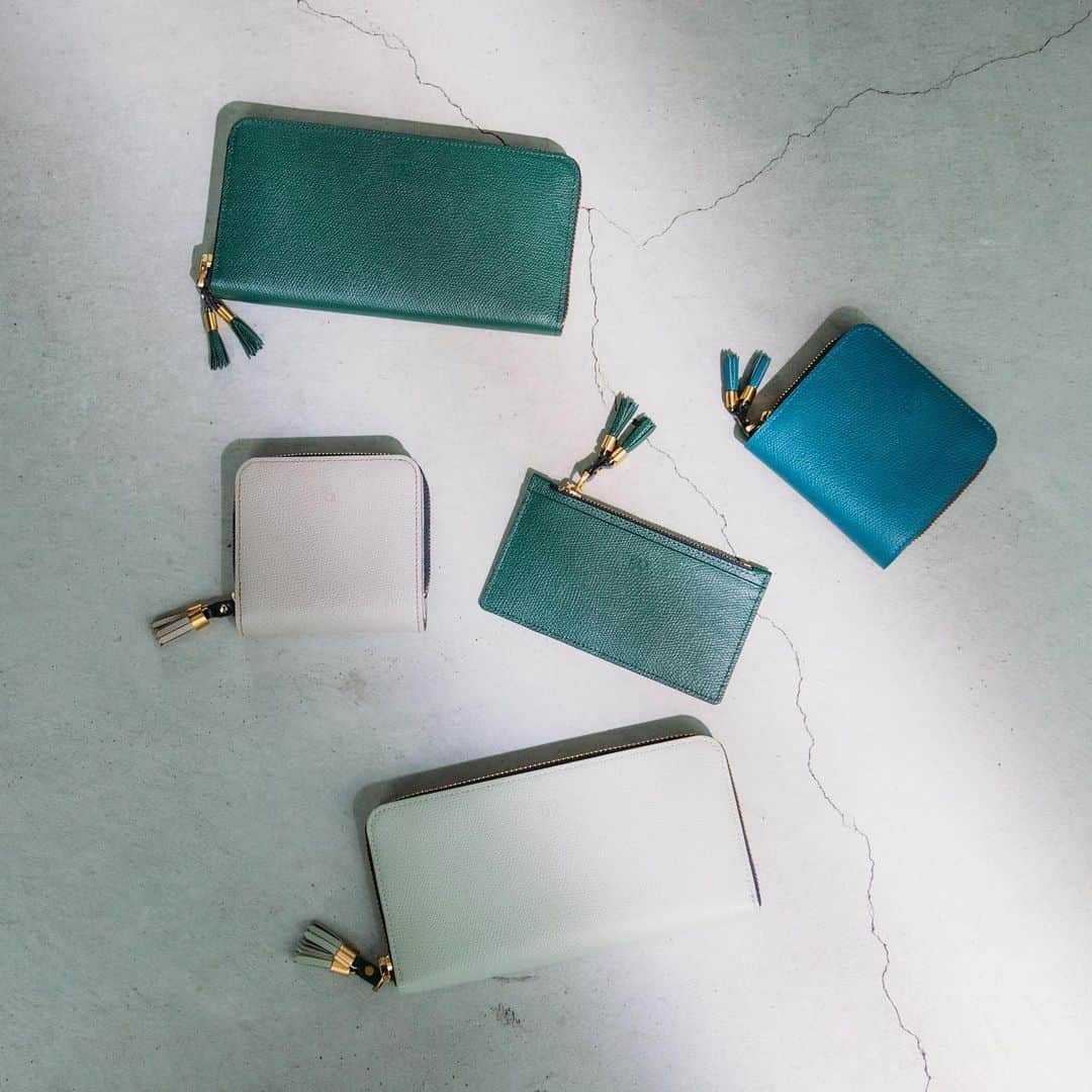 エポイさんのインスタグラム写真 - (エポイInstagram)「SHIKI WALLETS COLLECTION IN EPOI COLORS. . #epoi #エポイ #wallet #財布 #ミニ財布 #フラグメントケース #グリーン #epoicolors」8月19日 18時06分 - epoi_official