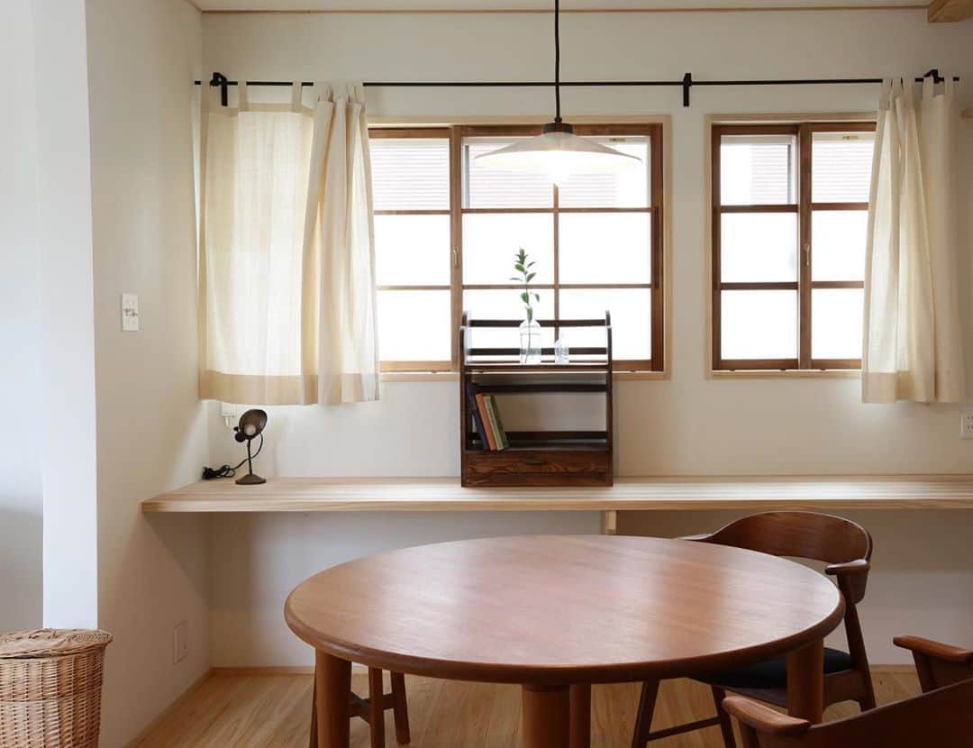 knowledgelifeさんのインスタグラム写真 - (knowledgelifeInstagram)「無垢の床、珪藻土の塗り壁と リネンや籠、古道具は自然素材同士で とても相性が良いんです。  経年変化を楽しむ暮らしを 木の家でしてみませんか😊 _ ナレッジライフの家づくりパンフレットは @kl_request からどうぞ！ _ #木の家 #自然素材 #経年変化 #古道具 #リネンカーテン #リビング #キッチン #ステンレスキッチン #丁寧な暮らし #暮らしを楽しむ #ナレッジライフ #新潟の家 #新潟注文住宅」8月19日 18時07分 - knowledgelife_niigata