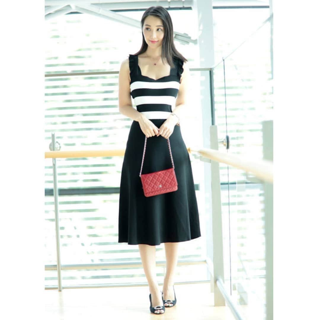 Miyu Toyonagaのインスタグラム：「🕊️Red x Black  久しぶりのコーデ投稿。  何も悩みがないように見えるって時々言われますが、 上手くいかないことが続き、 落ち込むことも。  落胆して、嫌気がさして。  それでも上手くいかない経験が多いほど、未来に役立つことが多いもの。  そう信じたら楽になる😌  -  dress: #primascherrer#プリマ シェレル jewely:#VanCleefArpels #ヴァンクリーフ bag:#chanel#シャネル Shoes:#manoloblahnikhq#マノロブラニク」