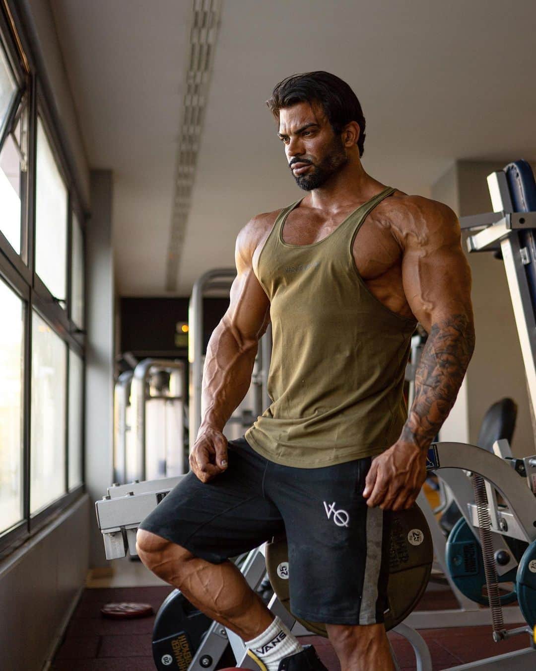 Sergi Constanceさんのインスタグラム写真 - (Sergi ConstanceInstagram)「@vqfit Core V2 is live🔥 Check the newest stringers, tank tops, oversized tees and shorts by @vqfit  . Tap link @vqfit bio to shop online.」8月19日 18時09分 - sergiconstance