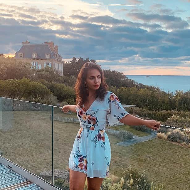 アマニ・ファンシーのインスタグラム：「Thank you France. Tomorrow to my love, finally.. sun kisses, surprises & more ☀️🇪🇸✈️💘♾」