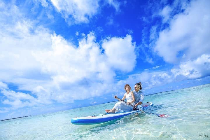 デコルテウエディングフォトグループさんのインスタグラム写真 - (デコルテウエディングフォトグループInstagram)「＼ドレスのまま海にザブン！沖縄の海でSUP🏄‍♂️ウェディングフォト！／﻿ 夏は海が恋しい季節⛱特に透明感が高い青い海といえば沖縄の海！毎年、旅行をかねて撮影する人も多いんです。﻿ ﻿ デコルテだけの特権！沖縄の海ではドレスのまま海にザブンと入れちゃうんです！しかもカメラマンがマイSUPを購入！楽しみながらSUPを使ったウェディングフォト撮影もできちゃいます🏄‍♂️✨🏄‍♀️﻿ ﻿ もちろんビーチや砂浜での写真もしっかり撮影できます！﻿ でも暑いので、そして何よりそこに美しい海があるので！入っちゃいましょう🤭﻿ SUPで立つとほぼ100%海に落ちてずぶ濡れになるそうです！﻿ ﻿ ✴︎海ウェディング✴︎﻿ ✔︎SUPに座ってオシャレにポーズをきめて撮影﻿ ✔︎SUPをこいで自然体の笑顔で撮影﻿ ✔︎2人で遊びながら撮影﻿ ✔︎海の水をかけあいながらオリジナルな写真を撮影﻿ ﻿ ﻿ などなど・・・ウェディングドレスとタキシード姿で海ではしゃぐ姿は「あ！」と周りも驚き！他ではなかなか見られないオリジナルフォトが撮影できます📸﻿ ﻿ ﻿ 気になる方は @studiosuns_okinawa にお問い合わせください。﻿ ﻿ ﻿ スタジオ撮り、撮影などのご質問は﻿ プロフィールのリンクからどうぞ📩﻿ @decollte_weddingphoto﻿ ご連絡、ご予約、お待ちしております！﻿ ﻿ ﻿ 🔖インスタライブ定期開催中！ヘアメイク方法やフォトグラファー対談による撮影ポイントなどをご紹介してます。過去のライブはIGTVから！﻿ ﻿ ﻿ Photographer @yutayamauchi_studiosuns﻿ ﻿ ﻿ ﻿ ﻿ #撮る結婚式﻿ #SUP #サップ﻿ #沖縄 #沖縄花嫁 #海 #sea #日本の絶景 #沖縄旅行 #沖縄挙式 #沖縄ウェディング #沖縄結婚式 #沖縄フォトウェディング #沖縄花嫁 #ウェディングフォト#結婚写真 #フォトウェディング  #ウェディングニュース #Okinawa #沖縄旅 #ビーチ #前撮り #beach #ウェディング #卒花嫁 #結婚準備 #花嫁 #ビーチウェディング #沖縄好きな人と繋がりたい #海撮影 #ハネムーン ﻿」8月19日 18時17分 - decollte_weddingphoto