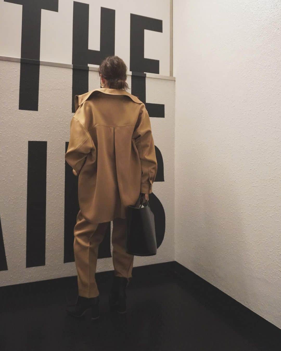 JUNNAのインスタグラム：「@etretokyo   このサテンのセットアップ  ドタイプな仕上がり💪  #サテンシャツブルゾン #ステップヘムサテンパンツ  インスタライブは本日20:30〜  新作のご紹介です  #YouTube も更新しました🐊  先行受注期間 8/20(木)19:00 - 8/27(木)12:00PM  #2020ETRE_AW  #秋#秋服#アウター #コート #冬 #冬コーデ #etretokyo#156cm#FEMMUE#ブラウン#ブラウンコーデ#アディクション#秋メイク#大人カジュアル#ベージュ#ホワイト#celvoke #秋カラー」