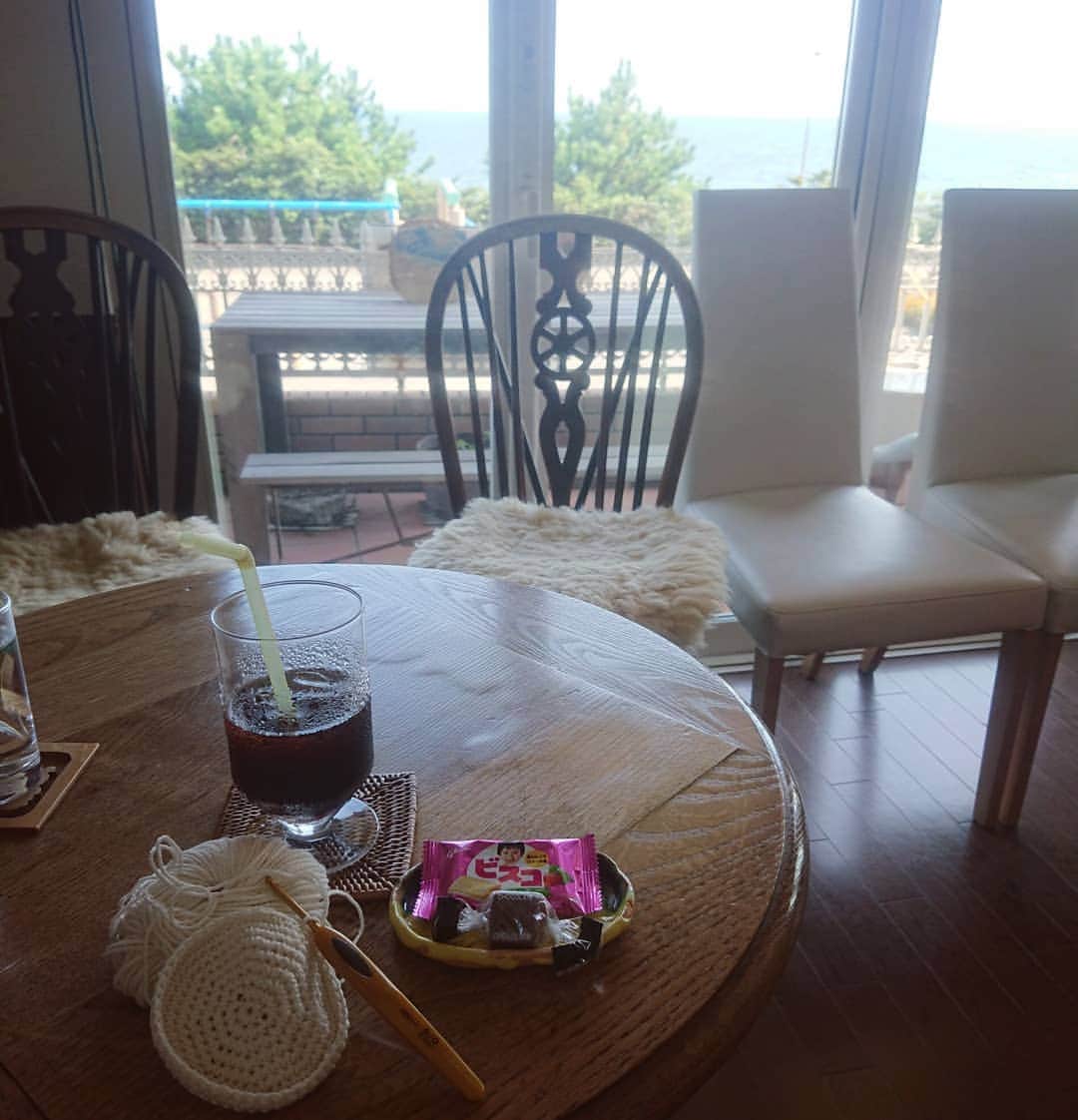 のインスタグラム：「I love ... knitting, blue, sea, motorcycle, music, sweets time～etc. lol Combining them is the best time for me💙（but actually , it's crochet day, today 😁） ＊ 編み物がすきです。青が好きです。海が好きです。バイクが、音楽が、お茶タイムが…好きです💙 それらを組み合わせたときの喜びったらない！（でも今日はカギ針の日だけど）  #knittingwithcoffee #knittingwithlove #crochetforbaby #crochetday #ilovesea #loveknitting #knittingtime #編み物のある風景 #編み物のある暮らし」