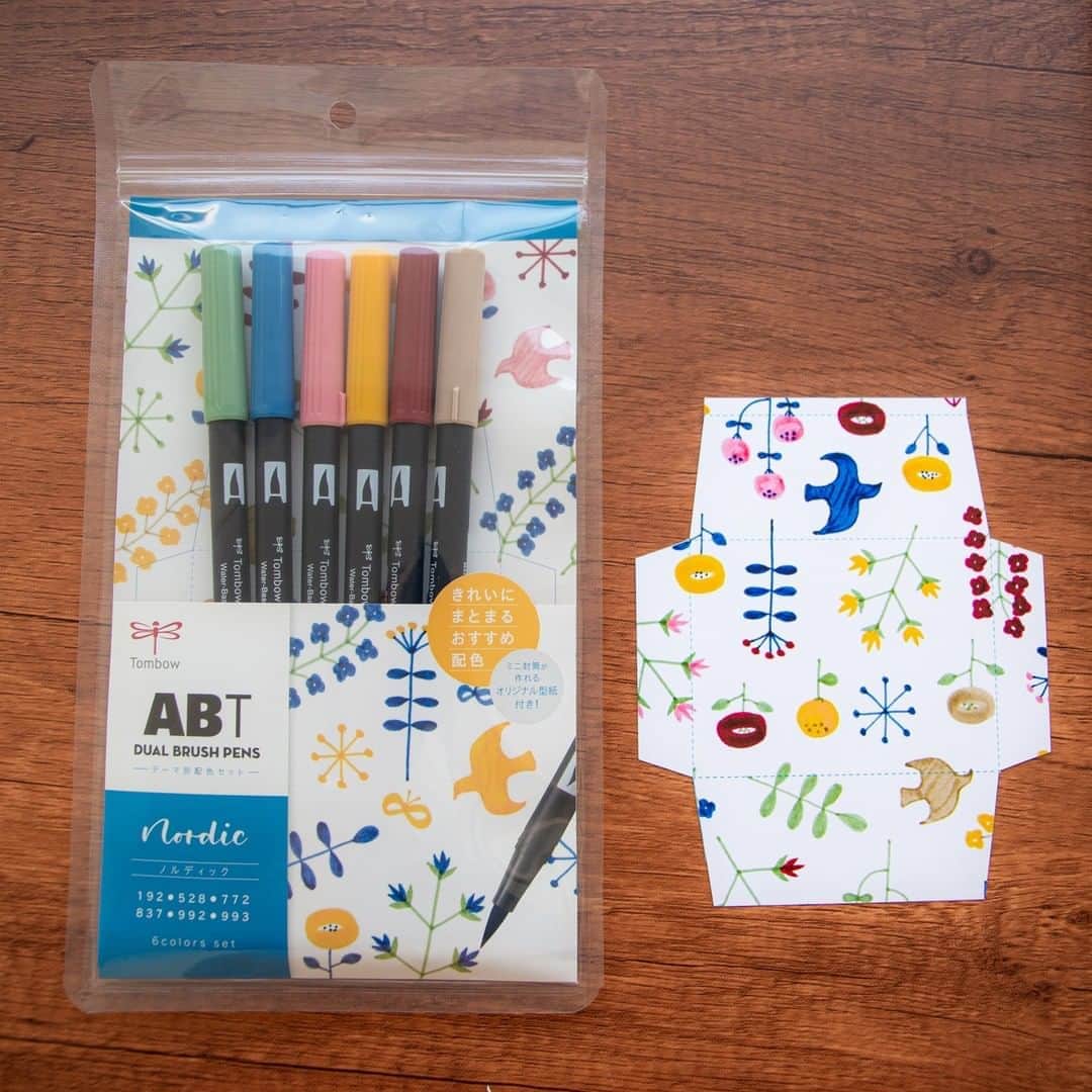 トンボ鉛筆さんのインスタグラム写真 - (トンボ鉛筆Instagram)「ABT6色セット「ノルディック」の実際のカラーとお役立ちモチーフ🌷 新発売のABT6色セットから今日は「ノルディック」を選んでみました。 6色セットはパッケージを切り取ると封筒の型紙になるので、オリジナルの封筒作りを楽しめます。  ABTだけでも楽しいですが、特におすすめなのが水筆との組み合わせ。 ABTは水溶性で水筆でなじませると水彩のような雰囲気が出ます。 同じイラスト・モチーフでも水筆を使うと印象が変わります✨ (フルーツイラストは3枚目がABTのみ、4枚目が水筆です）  今回フルーツのイラストはイラストレーター岡本倫幸さん @amagaeru553  のパターンイラスト講座の下絵をなぞりました。 簡単モチーフがたくさん紹介されているのでABTを使ったイラストにもおすすめです。  @tombow_art_official  のウェブで掲載中です📝 . . . #tombow #stationery #stationerylove #papercraft #バレットジャーナル #ジャーナリング #文具好き #文房具好き #ノート術 #カード #手帳術 #手帳の中身 #bulletjournalcommunity #bujoinspire #手帳ライフ #手帳好きさんと繋がりたい #bujojunkie #ABT #手描き #doodle #doodlesofinstagram #doodles #bujoideas #tombowfunart　#tombow　#dualbrushpen　#tombowdualbrushpen」8月19日 18時24分 - tombowpencil