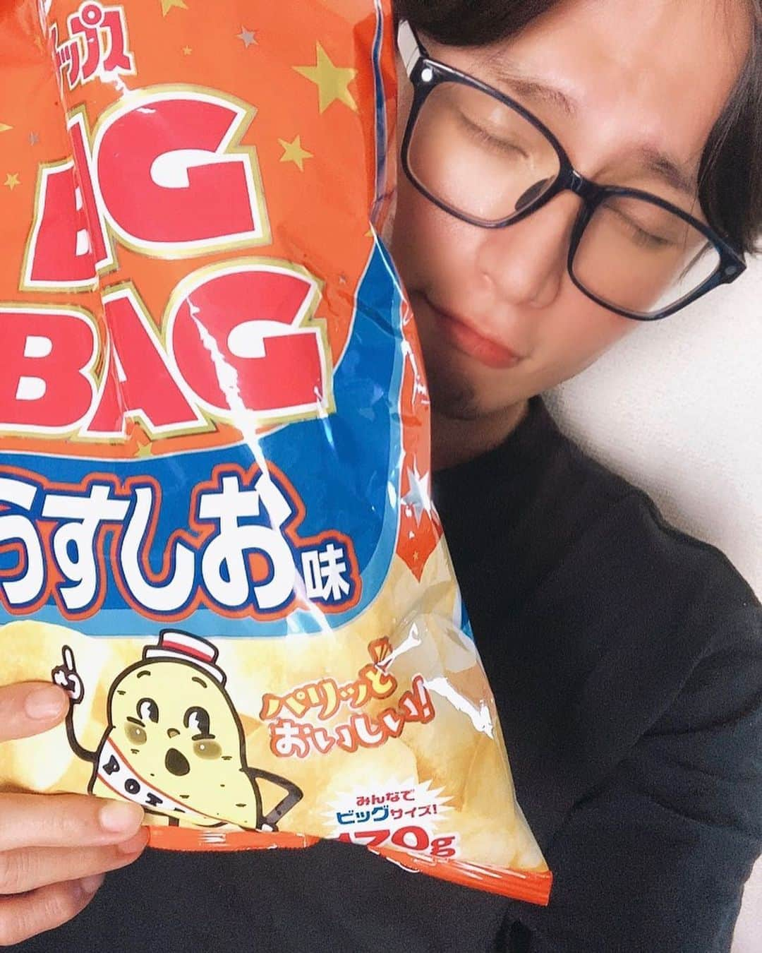 友常勇気さんのインスタグラム写真 - (友常勇気Instagram)「I couldn't help myself!😭lol yummy😭💕💕so happy😭❤️lol #友常勇気  #我慢できず #買ってしまった #久々の #ポテトチップス #まじ美味しい #幸せ #chu♡ #笑」8月19日 18時27分 - yuki_tomotsune