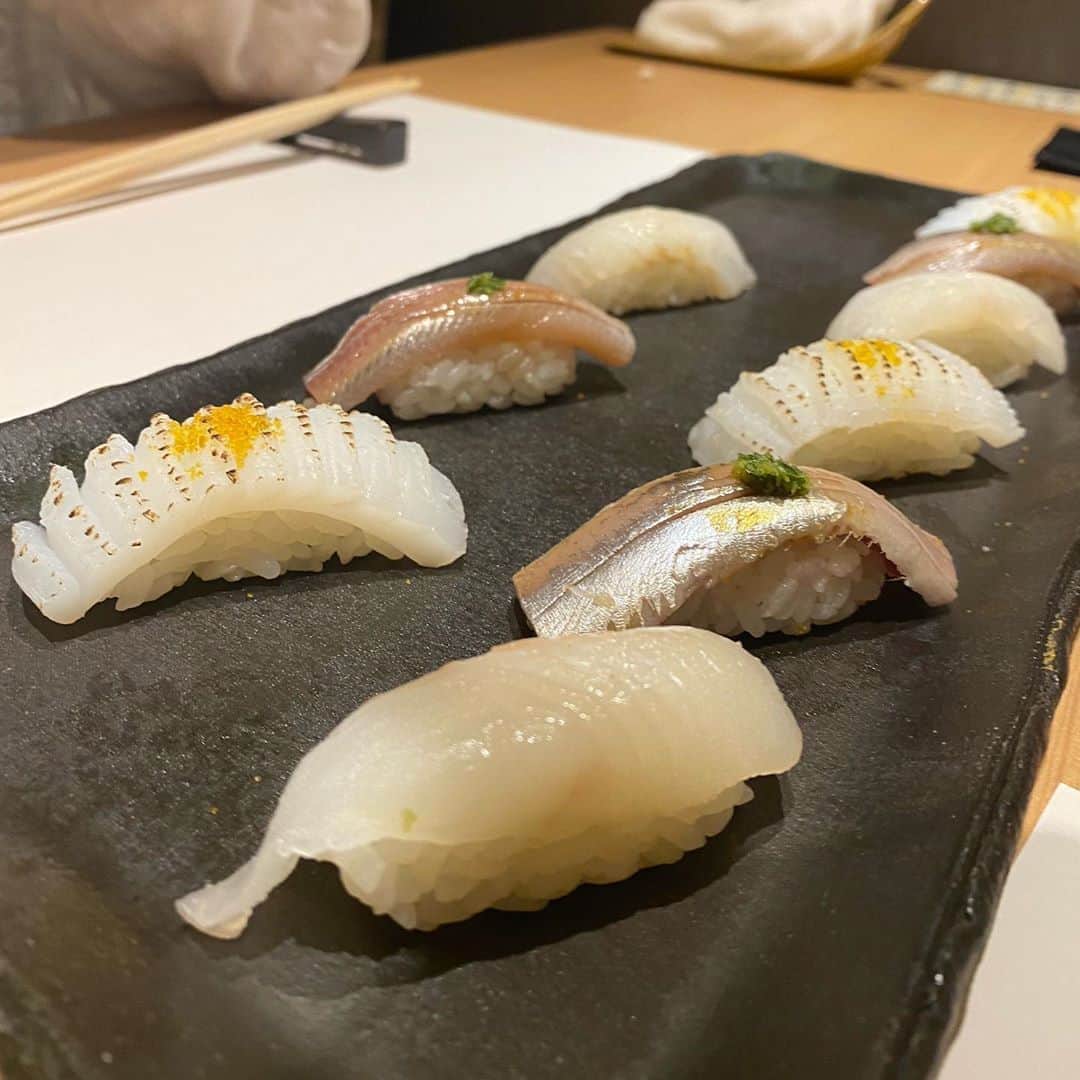 ききまるさんのインスタグラム写真 - (ききまるInstagram)「渋谷寿司🍣💓 . . 渋谷の駅前にある、すし龍さんに 行ってきたよ〜🙋‍♀️ . @sushitatsu719  . . 3人で持ってるのは 海鮮物がたくさんのってる寿司ケーキ🎂🍣 .  3人でちょうど良い量だた👍 . . ウニの食べ比べまでしちゃって 贅沢な女子会だ〜🙉💓💓💓 . 個室もあるから3人で楽しい時間が過ごせました😊 . . . .  【すし龍】 渋谷区渋谷1-15-19二葉ビル4F東口 . . . #すし　#寿司　#鮨　#スシ #ききグルメ　#お寿司　#渋谷　#渋谷グルメ #渋谷寿司 #渋谷ディナー #おすし #🍣　#女子会　#女子会ディナー #インフルエンサー #shibuya #shibuyatokyo #sushi #sushilovers #sushitime🍣 #sushi🍣 #sushitime #sushistagram #sushilover」8月19日 18時32分 - kikigram_97