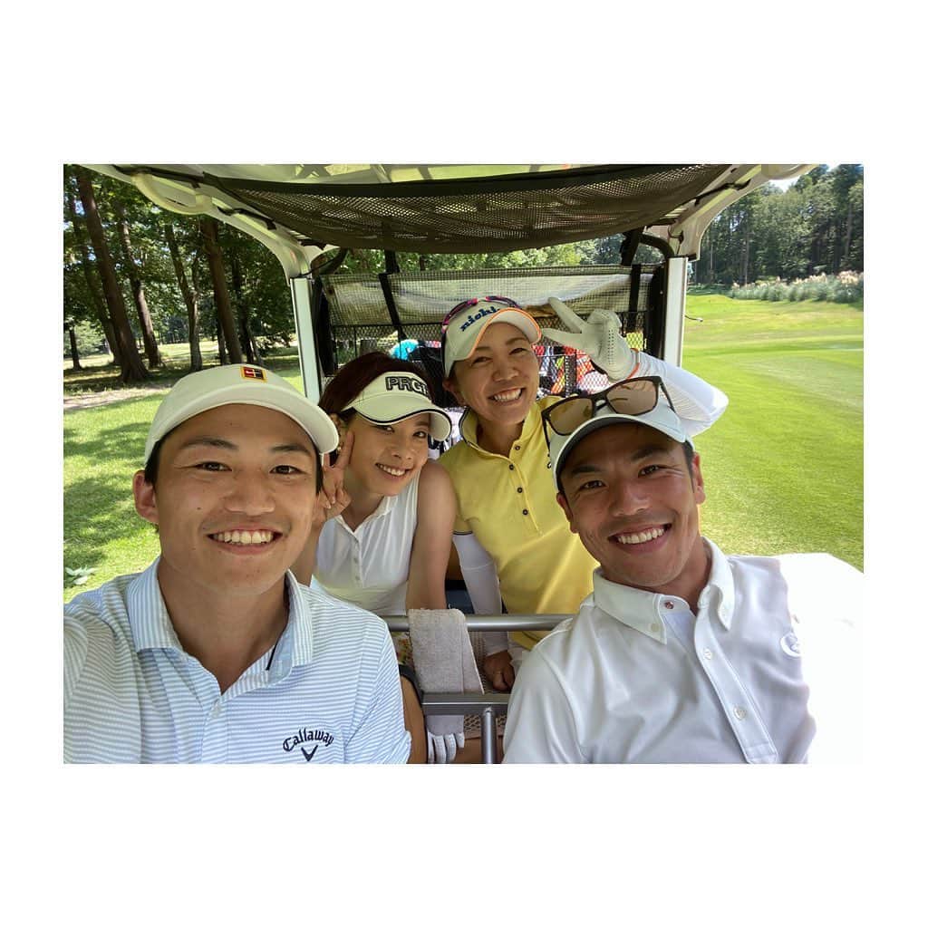 宮里美香のインスタグラム：「*** Enjoyed golf:) . . レーシングドライバーの🏎中山友貴さんと国本雄資くん、理香子とのラウンド🏌️‍♀️⛳️ . 理香子とラウンドするのはかなり久しぶりでした🥳 . めっちゃ楽しかったな〜😆😆 . 理香子、友貴さん、雄資くん✨ 楽しい時間をありがとうございました♪ . . #golf #enjoyed #ゴルフ #めっちゃ楽しかった」