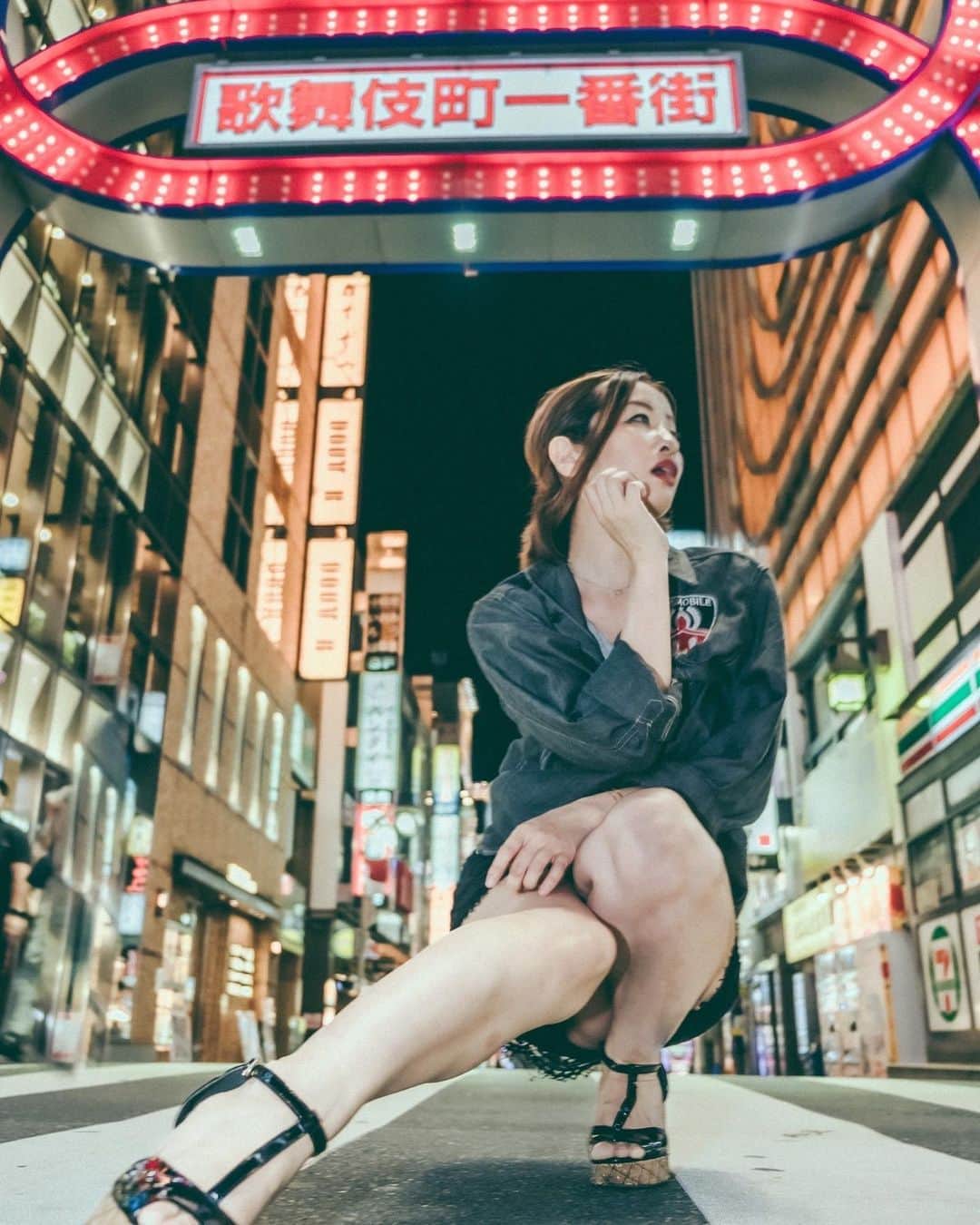 西島ミライのインスタグラム：「🌃  #tokyo #model #nightphotography #kabukicho #japan #tokyo #nightview #streetphotography #portrait #portraitphotography #city」