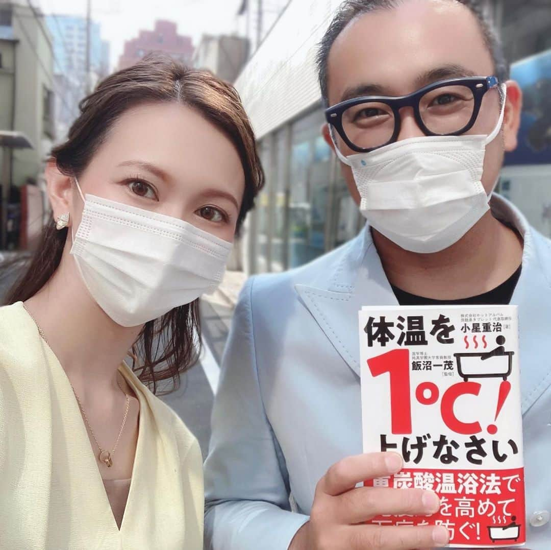 Sasaki Erikaさんのインスタグラム写真 - (Sasaki ErikaInstagram)「【テレビ通販の帝王⁉︎】﻿ ﻿ 今でこそ、当たり前の様に﻿ ﻿ 『テレビ通販に出演しました！』﻿ ﻿ と、皆さんにお知らせしている私ですが…﻿ ﻿ ﻿ ﻿ ﻿ 実は、写真右側の志田社長に出会う前までは﻿ 専業主婦をしていて﻿ ﻿ このまま一生専業主婦でいようとすら﻿ 思っていたほどでした（！）﻿ ﻿ ﻿ ﻿ もちろん、専業主婦も立派な一つの仕事だと﻿ 今でも思いますが…✨﻿ ﻿ 当時は、テレビ通販で話す仕事があるなんて﻿ 全くもって知らなかったので﻿ 私にとっては、まさに人生の転機。﻿ ﻿ ﻿ ﻿ 『絶対やってみたい！！』﻿ ﻿ …と、自分では見えてないけど﻿ 多分、人生最大に目がキラキラ🤩﻿ （らんらん笑）﻿ ﻿ ﻿ ﻿ ﻿ ﻿ そして、そこから﻿ ズブの素人の私がデビューするまでは﻿ 本当に大変で…﻿ ﻿ ﻿ ﻿ 年齢的な問題でメーカーさんが﻿ 誰も会ってくれなかったり…﻿ ﻿ 緊張してしまって失敗したり…﻿ ﻿ そもそも論として見た目が垢抜けなかったり…﻿ ﻿ ﻿ ﻿ と、まぁ書ききれないほどの﻿ 様々なハードルがありましたが←﻿ ﻿ ﻿ ﻿ ﻿ ﻿ 時に（いや常に？笑）厳しくも暖かい気持ちで﻿ 指導してくださった社長のお陰だと思います。﻿ ﻿ ﻿ ﻿ ﻿ ﻿ 例えば、過去一番印象に残っている﻿ 社長とのエピソードは…﻿ ﻿ ﻿ やっと決まった初のオーディションで﻿ そもそもの実力もない上に勝手も分からず﻿ ﻿ ガチガチに緊張して﻿ 毎日泣きながら練習していた時﻿ （まさに暗中模索の右往左往状態←）﻿ ﻿ ﻿ ﻿ 心配した社長が打ち合わせの合間に﻿ 最寄駅まで来てくれて指導してくれました✨﻿ （優しい！）﻿ ﻿ ﻿ ﻿ ﻿ しかし、その指導の実態は…﻿ ﻿ ダメ過ぎる自己PRに﻿ めちゃくちゃ怒られて佐々木号泣…😭﻿ ﻿ という、なかなか悲惨な状況でしたが💦笑﻿ ﻿ ﻿ ﻿ ﻿ その瞬間、こぼれる涙を拭いながらも﻿ ﻿ 『こんなに出来ないのに見捨てずに﻿ わざわざ怒りに来てくれるなんてありがたい…』﻿ ﻿ 『本当にちゃんとしなきゃ！』﻿ ﻿ と、奥歯を噛み締めたのを覚えています。←﻿ （ホシガリマセン、カツマデハ…😭）﻿ ﻿ ﻿ ﻿ ﻿ 当時は、ほぼ出会う全ての人に﻿ ﻿ 『その年齢でテレビ通販のゲストは﻿ 絶対に無理よ！』﻿ ﻿ 『10年待てば可能性はあるかもね！』﻿ ﻿ と、言われていましたが…﻿ ﻿ ﻿ ﻿ ﻿ さらに、怒りまくる社長が一体何に怒ってるのか﻿ その本質も全く理解できていませんでしたが…（こら）﻿ ﻿ ﻿ ﻿ ﻿ とりあえず、分からないなりに﻿ 社長の言うことを全て聞いてやってみたところ…﻿ ﻿ ﻿ スグにオーディションに受かって﻿ 登録して、わずか数ヶ月でデビュー👀‼️﻿ （プロデュース能力よ…）﻿ ﻿ ﻿ ﻿ その2年後には、600人登録がいる事務所の﻿ 年間売上1位である証の﻿ MVPを受賞することが出来ました✨﻿ ﻿ ﻿ ﻿ ﻿ ﻿ 今は、多くの会社がパワハラ対策などで﻿ 部下を怒る事が減っている世の中ですが…﻿ ﻿ やはり自分を想って怒ってくれる人は﻿ 成長する為に、必要な存在だと私は思います。﻿ ﻿ ﻿ ﻿ ﻿ ﻿ そんな、まさにテレビ通販の帝王である﻿ 志田社長と今日は灼熱の中﻿ マスク姿でオンライン通販のMTGでした✨﻿ （蒸れすぎて、もはやマスクを取るのが恐怖…笑） ﻿ ﻿ こんな時期だからこそ﻿ オンラインでテレビ通販の﻿ ノウハウを届ける仕組みを﻿ 社長が新たに開拓してくださったそうです‼️﻿ ﻿ ﻿ 今のところ、9月ローンチ予定。﻿ ﻿ ﻿ ﻿ 皆さんに詳しくお知らせ出来るのが﻿ 今から楽しみです‼️﻿ ﻿ ﻿ ﻿ ﻿ ﻿ ﻿ そんな志田社長が﻿ 最近インスタを頑張り始めたそうです✨﻿ ﻿ @shidacchimix  ﻿ 良かったら覗いてみてください👀﻿ ﻿ ﻿ ﻿ ﻿ ↓事務所のアカウントはコチラ↓﻿ @tsuhancast  ﻿ ﻿ ﻿ ﻿ ﻿ ﻿ ﻿ #通販キャスト #通販キャストモンド  #美容垢 #美容垢さんと繋がりたい #美容垢さんとつながりたい #美肌になりたい #メイク好きな人と繋がりたい #メイク好きさんと繋がりたい #メイク好きと繋がりたい #メイク好きな人と繋りたい #美容好きな人と繋がりたい #美容好きさんと繋がりたい #美容好きさんと繋がりたい #美容好きと繋がりたい #美容好きな人 #美容好き集まれ #おしゃれさんと繋がりたい #おしゃれ好き #オシャレコーデ #オシャレさんと繋がりたい #オシャレな人と繋がりたい」8月19日 18時35分 - sasaeri_erikasasakura