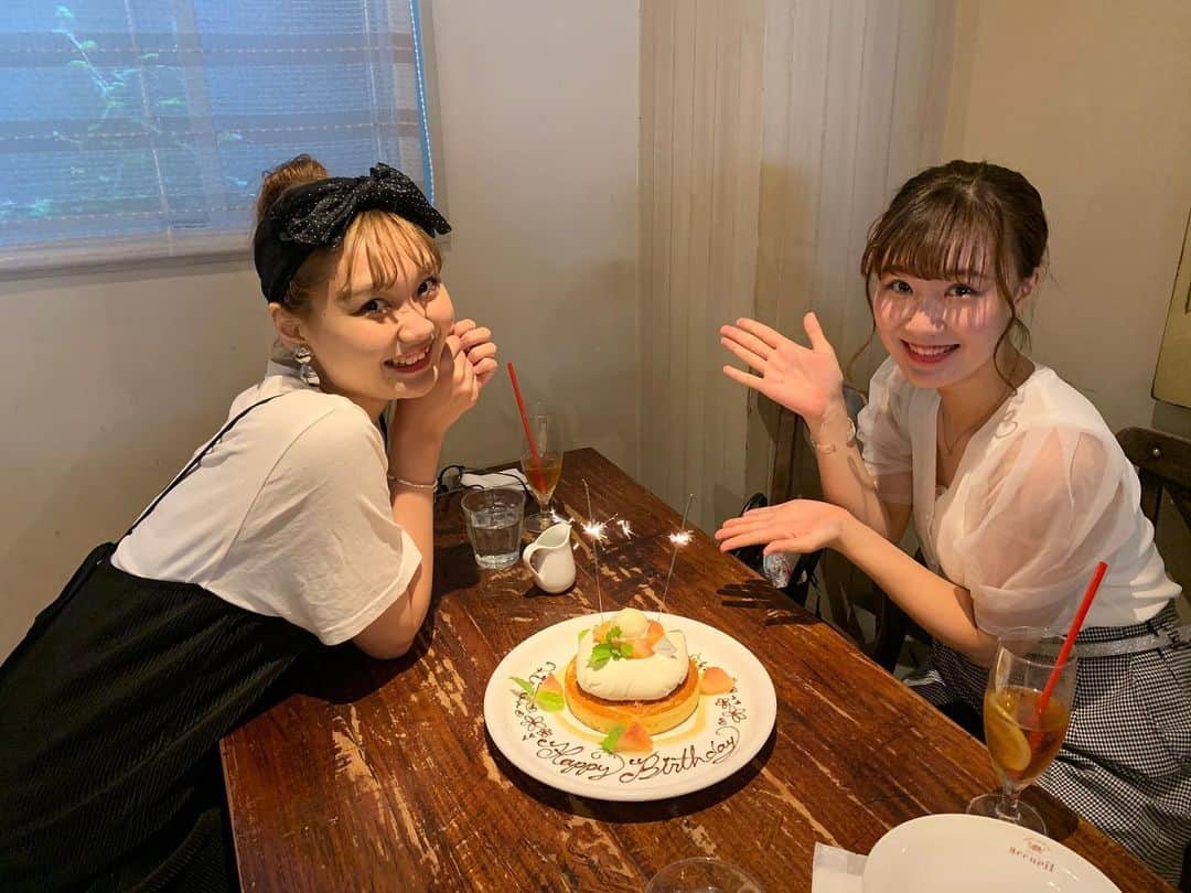 甲田友莉子のインスタグラム：「相方のはちの誕生日サプライズをしました🎉 改めて21さいおめでとう︎☺︎ プレートもプレゼントも喜んでくれました😚 出会って6年目、6回目のお祝い！！ もう6回もお祝いしてるなんて、、👀 びっくり！！！ そして久々にたくさん語りました〜♥︎ . #ちびでか #happybirthday  #蜂巣愛菜 #スペースクラフト #キャンパスクイーン」