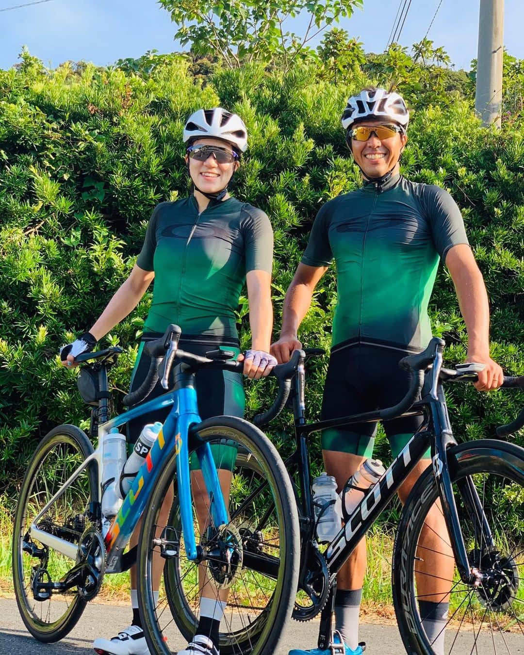 高橋侑子のインスタグラム：「Matchy matchy with @yuichi_hosoda 😎😎 Having good training with great company 💪 Thank you for having me ☀️ #triathlete #oakley #scottbikes #addictRC 📷 @tayama1112  今出来ることを毎日コツコツと。素敵な人たちに助けられながら充実した時間を過ごせています。素晴らしい環境に感謝！ #トライアスリート #2020夏」