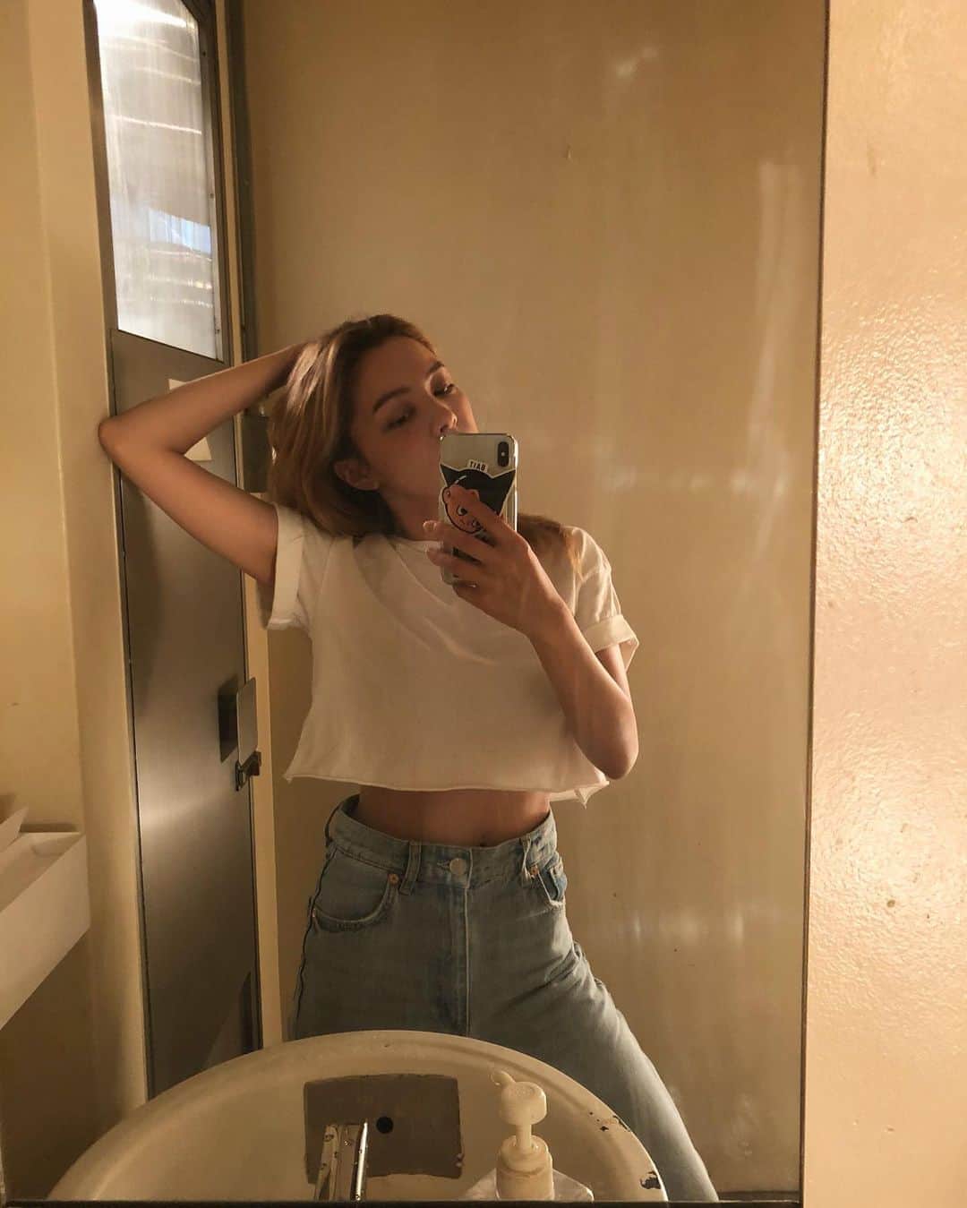 ステファニーのインスタグラム：「🚺💭🌼」
