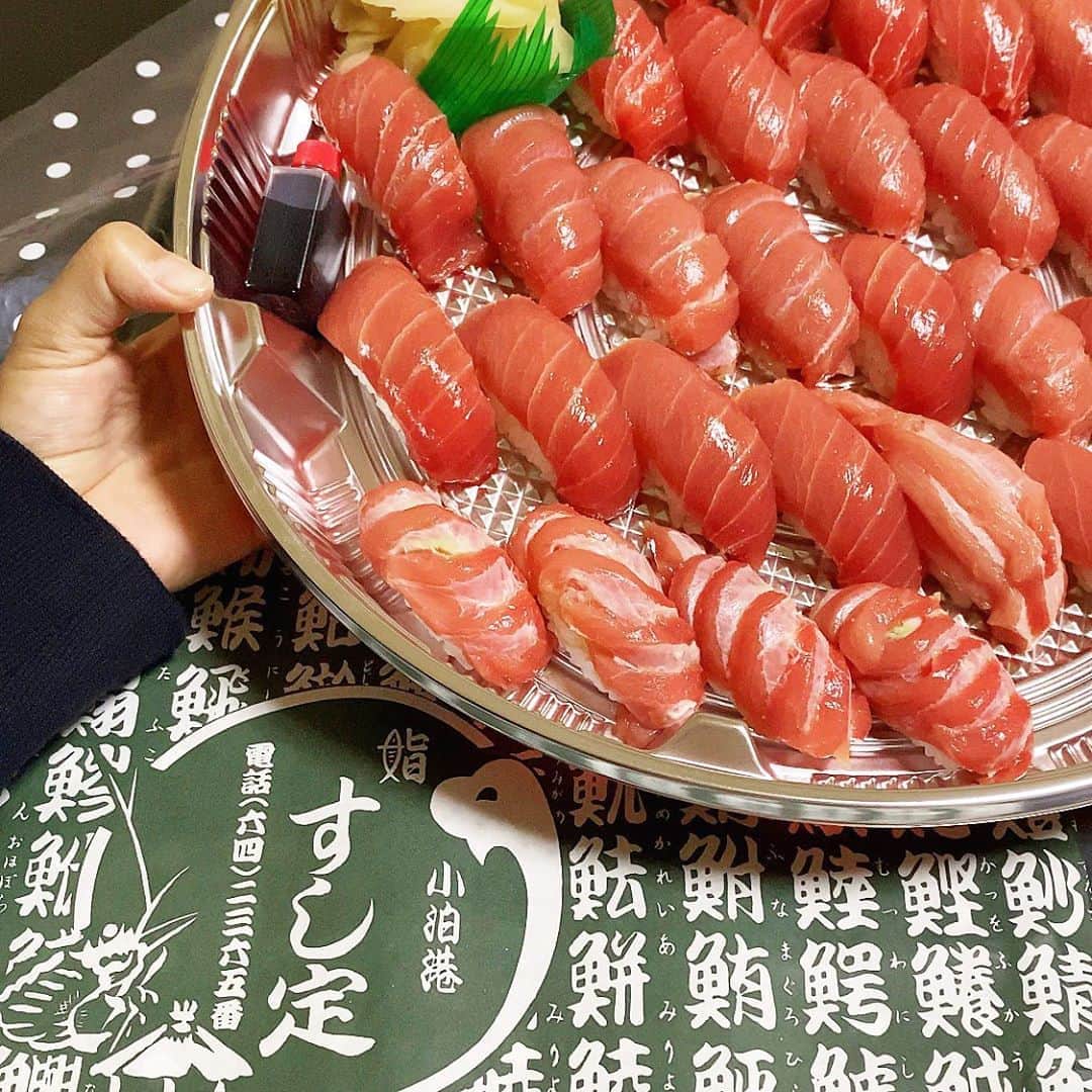 スーパーナブラのインスタグラム：「． ． マグロ釣りは最高でぇす😊😊😊 ． 今夜は一人で祝杯🤤 ． 全体の1/30くらいですが 先に味見させていただきました✨ ． 味は、、、うますぎ！ このマグロプレゼントしますからね ． プレゼント企画の発表をお楽しみに！ ． ． #小泊#青森#マグロ#うまい！ #東北#風景#海#温泉#旅館#ホテル#和食 #グルメ#露天風呂#足湯#GW#車中泊 #景色#釣り#ブラックバス#バス釣り #発見#おでかけ#女子旅#ツーリング#魚 #自然#釣り#釣りガール#YouTube#旅」
