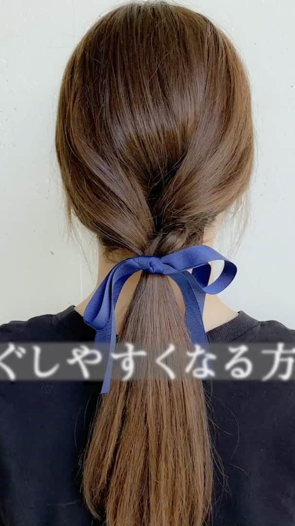 渡辺義明のインスタグラム：「今回は 【たった4箇所】引き出すだけで 誰でもオシャレに見えるヘアアレンジ をご紹介します❗️  ￼  【使ったもの】 Babyhairoil ミシェルメルシェ PUバンド1本 ヘアフック  ✔️プロセス  ヘアオイルをしっかりつける  ブラシでしっかり梳かす  サイドとバックを3等分に分ける  真ん中の髪を左に持ってくる  右側の髪を真ん中に持ってくる  左側の髪を真ん中に持ってくる  右側の髪を真ん中に持ってくる  そのまま合わせてゴムで結ぶ  そうすると編んだ状態になる  真ん中のトップを3.4cm幅でボリューム出す  右側を髪を2.3cm幅でボリュームを出す  左側の髪を1.2cm幅でボリュームを出す  ゴムの近くの髪を1cm幅でボリュームを出す  すると頭の形が綺麗に見えます  ヘアフックをゴムの部分に引っ掛けて 完成です❗️」