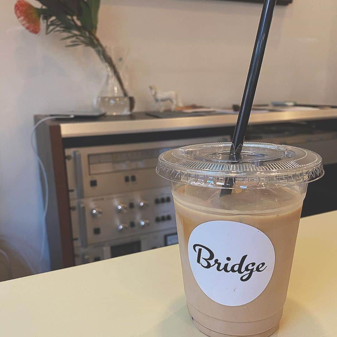 石川理咲子さんのインスタグラム写真 - (石川理咲子Instagram)「#cafe #coffee #bridgecoffeeandicecream  暑すぎて毎日カフェラテを飲んでいる🥵」8月19日 18時48分 - rsk_0315