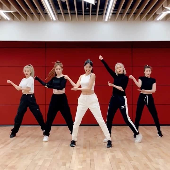 チェリョンのインスタグラム：「itzy 'not shy' stage practice🔥 omg their live vocals isn't a joke! queens💯 #있지 #ITZY #채령 #CHAERYEONG #MIDZY⁣⠀」