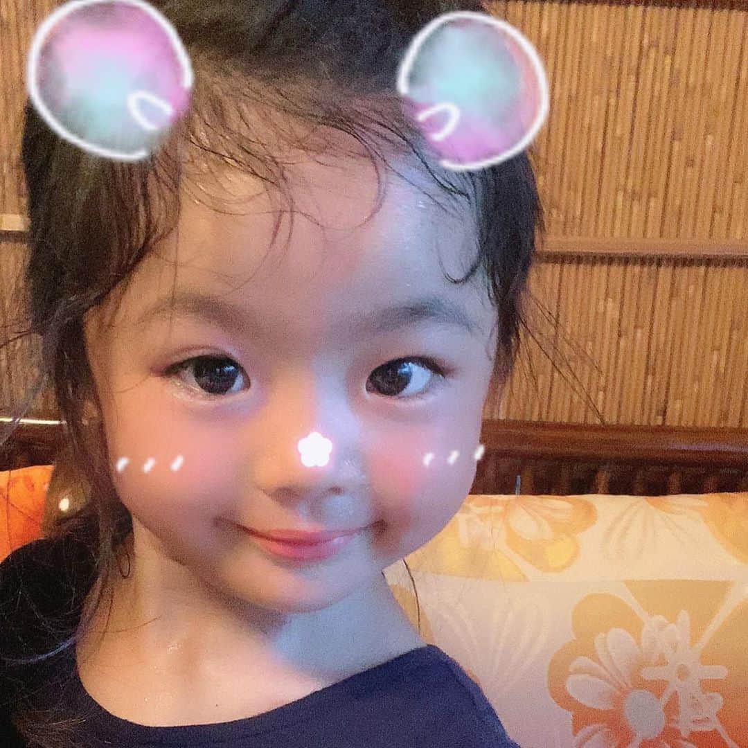 蒼井里紗のインスタグラム：「アプリのちから。  最近、niziUといまさらTWICEに 親子ではまってます。  パパからは 「娘のりさ(私)化が止まらん」 と言われてます。  #4歳女の子  #niziproject #niziu  #twice」