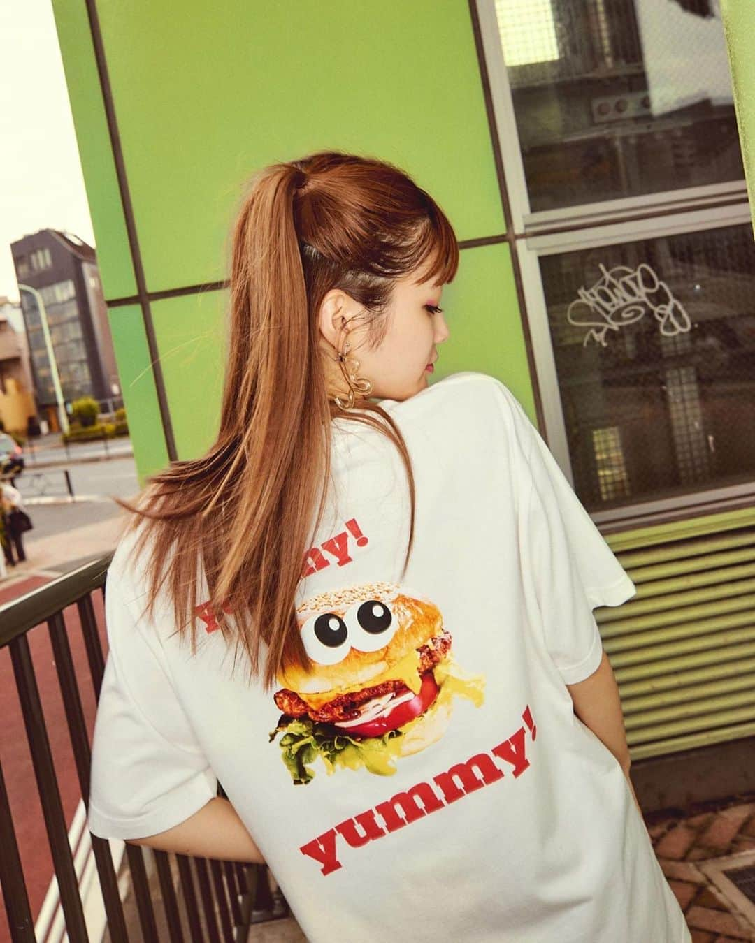 生見愛瑠さんのインスタグラム写真 - (生見愛瑠Instagram)「この度WEGOさんとコラボTシャツを作りました！🌈✨🌈✨  白、黒の2色展開になっていて 女性も男性も着れるサイズなの!! 後ろに🍔とめるるずの👀。 私の大好きを詰め込みました＾＾  販売は8月28日（金）10時〜です!!  今回コラボ商品は コロナウイルス感染予防のため店頭販売は行わずに残念ながらWEBのみの販売になってしまいます。涙  沢山の方の手に届きますように！！🌼  イベントもあるので詳しくはWEGOさんのHPをチェックして下さい🤍  ハイライトにも残しておきますので是非!!」8月19日 18時58分 - meru_nukumi