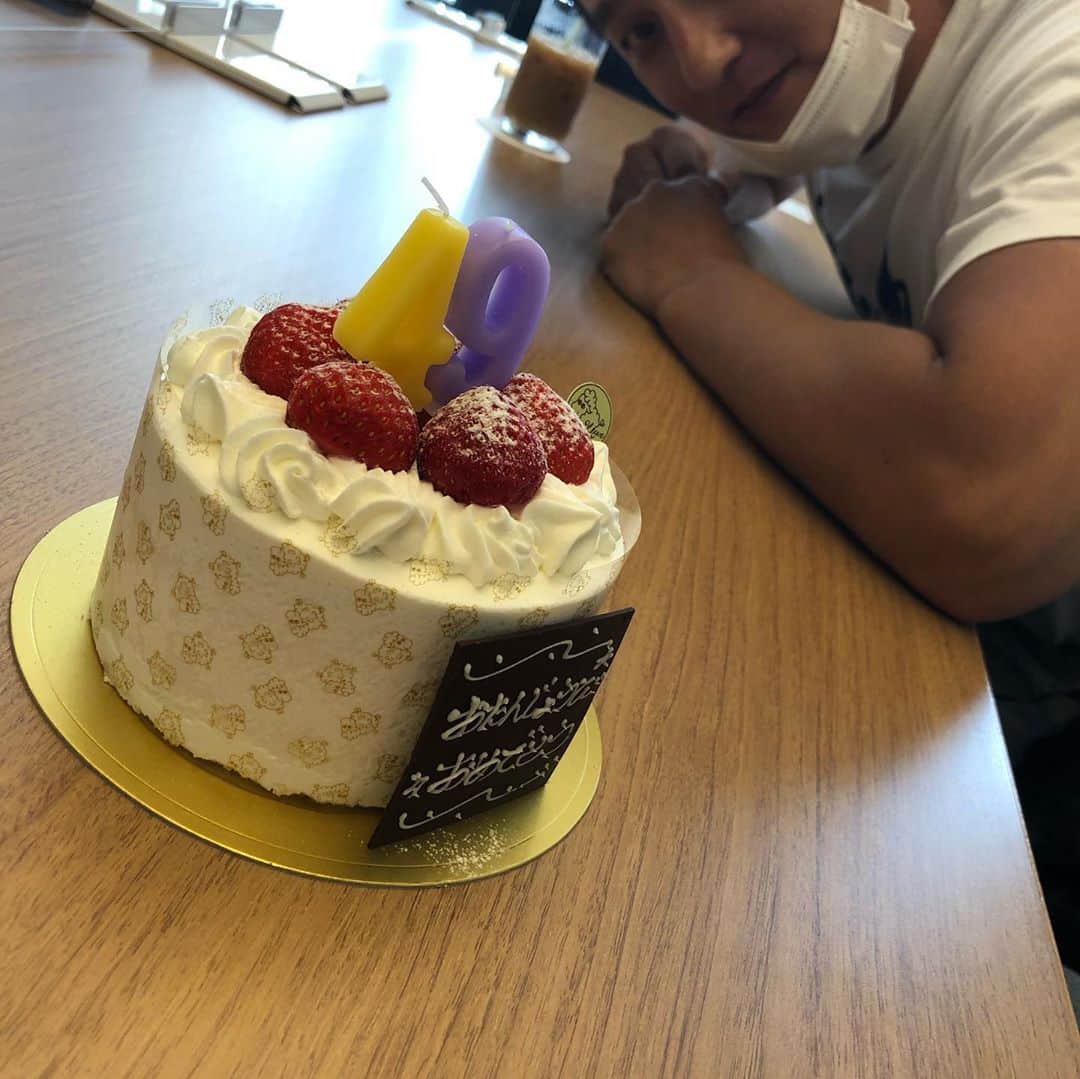 山口祥行のインスタグラム：「ケーキも色々あざまーす🎂」