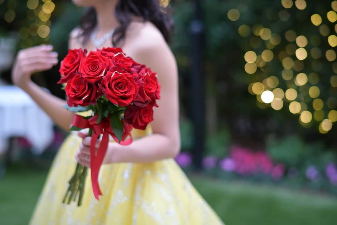 アニヴェルセル 神戸 公式さんのインスタグラム写真 - (アニヴェルセル 神戸 公式Instagram)「* 『イエローカラーのカラードレスについて👗』 * お色直しのカラードレスで人気のイエロードレスですが、実はエレガントな中にも明るく元気な印象にもなれる万能カラー💓 * 今回の花嫁様のように、エレガントな雰囲気にしたい場合は、ドレスの素材とブーケなどの合わせる小物がポイントとなります✨ * カラードレスの素材はサテンやシルクなどつるんとした生地がエレガントな雰囲気を出してくれます👗 * 合わせるおすすめのブーケは、華やかな赤いカラーをシンプルなデザインで仕上げることで花嫁様をより美しく魅せてくれますよ♡ * カラードレス選びやコーディネートの参考にしてみてくださいね✨ * * * * @anniversaire_kobe * * * * #アニ嫁 #アニスタグラム #アニヴェルセル #オリジナルウェディング #アニヴェルセル神戸 #神戸女子 #恋人の聖地 #挙式 #結婚記念日 #結婚準備 #式場探し #神戸花嫁 #結婚式レポ #神戸結婚式 #大人花嫁 #ウェディングレポ #結婚式場 #ウェディングフォト #関西花嫁 #神戸花嫁 #ウェディングドレス #カラードレス #お色直し #お色直しドレス #運命のドレス  #イエロードレス #ドレス試着 #サテンドレス #2020夏婚 #anista_dress」8月19日 19時01分 - anniversaire_kobe