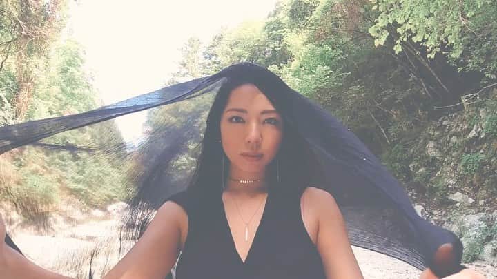 黒木桃子のインスタグラム：「こんばんは！ いきなりですが、今日はお知らせです❣️  私は小さい頃から音楽が大好きで、十代の頃からマイペースに音楽活動をしているのですが🎤🎹  本日、ボーカルをつとめている ヒーリングポップユニットAuwaのニューシングルをリリースしました。  テーマは「つながり」。  変化の目まぐるしい世の中で、人との接触に制限が必要な今だからこそ、本来のつながりに目を向けられたら。。 そんな想いで、日本語の響きと美しさを大切に作りました。  是非聴いてもらえたら嬉しいです💖  PVも制作しました！ InstagramのプロフィールリンクのHPで最後まで動画が観れるので、是非観てみて下さいね♪  ❤️HPから購入してくれた方には、 特典としてプロモーションビデオと歌詞カードがセットで付いています。 価格は250円になります。  ❤️その他大手配信サイト I Tunes 、Apple Music、Spotify、Google Play、Youtube Music、Amazon music、LINE Musicなどなど その他にも様々なサイトから配信されています。 配信先リンクはこちら！  https://linkco.re/yFesn0a9  ぜひチェックしてみて下さい✨  ではでは、 まだまだ暑いですが頑張って行きましょうっ！🌏✨😊」